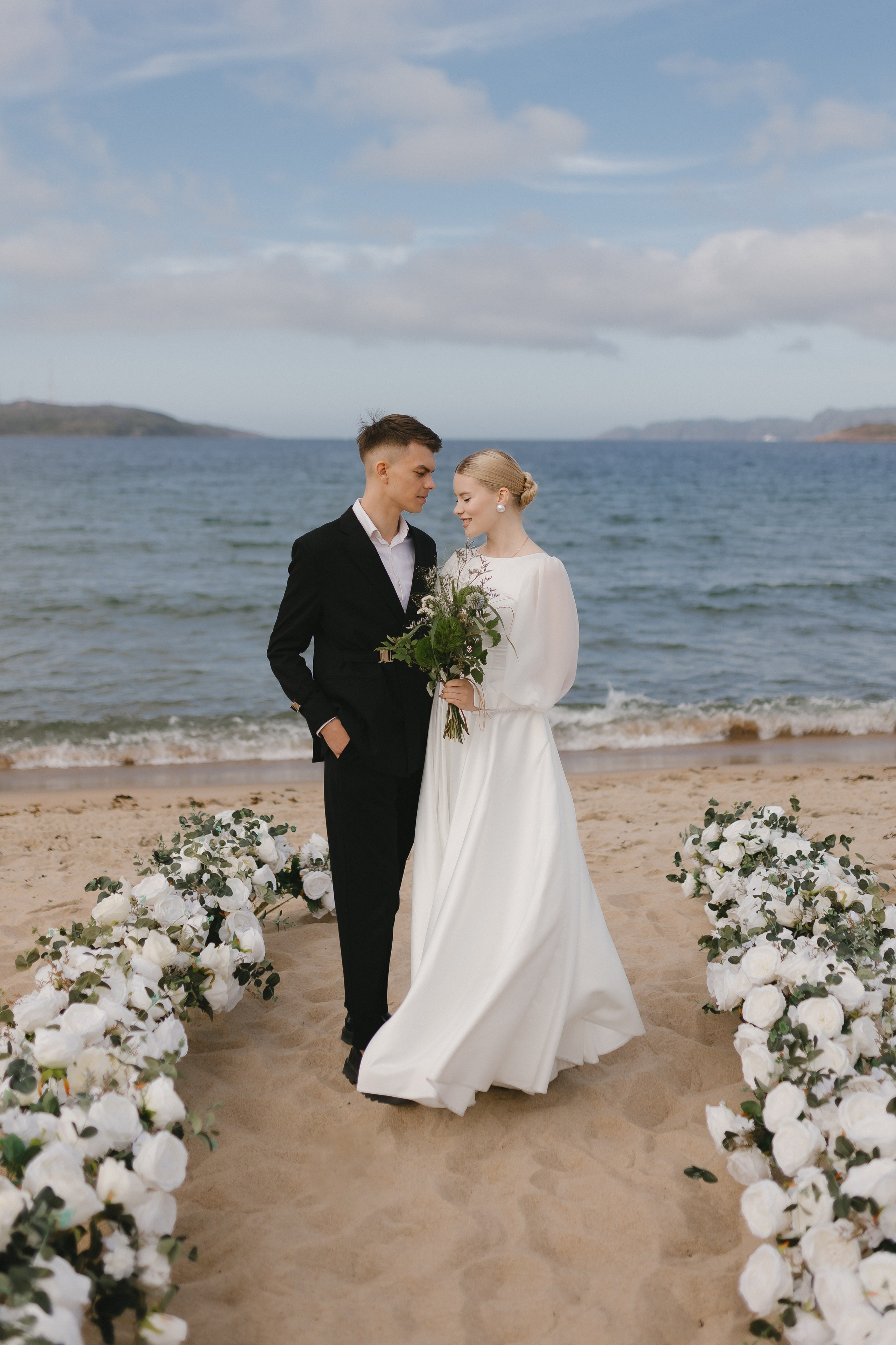 Краткий танец влюблённых парой шагов на песчано-каменистом берегу.