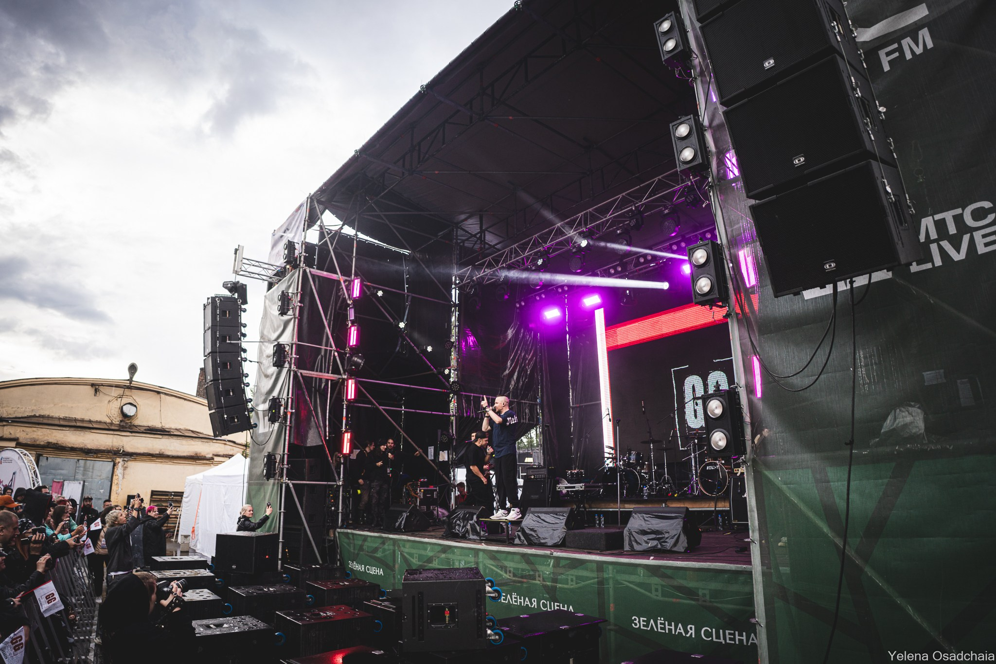 Живой 2025 — День 1. Елена Осадчая — фотографирую музыку на сцене и в жизни
