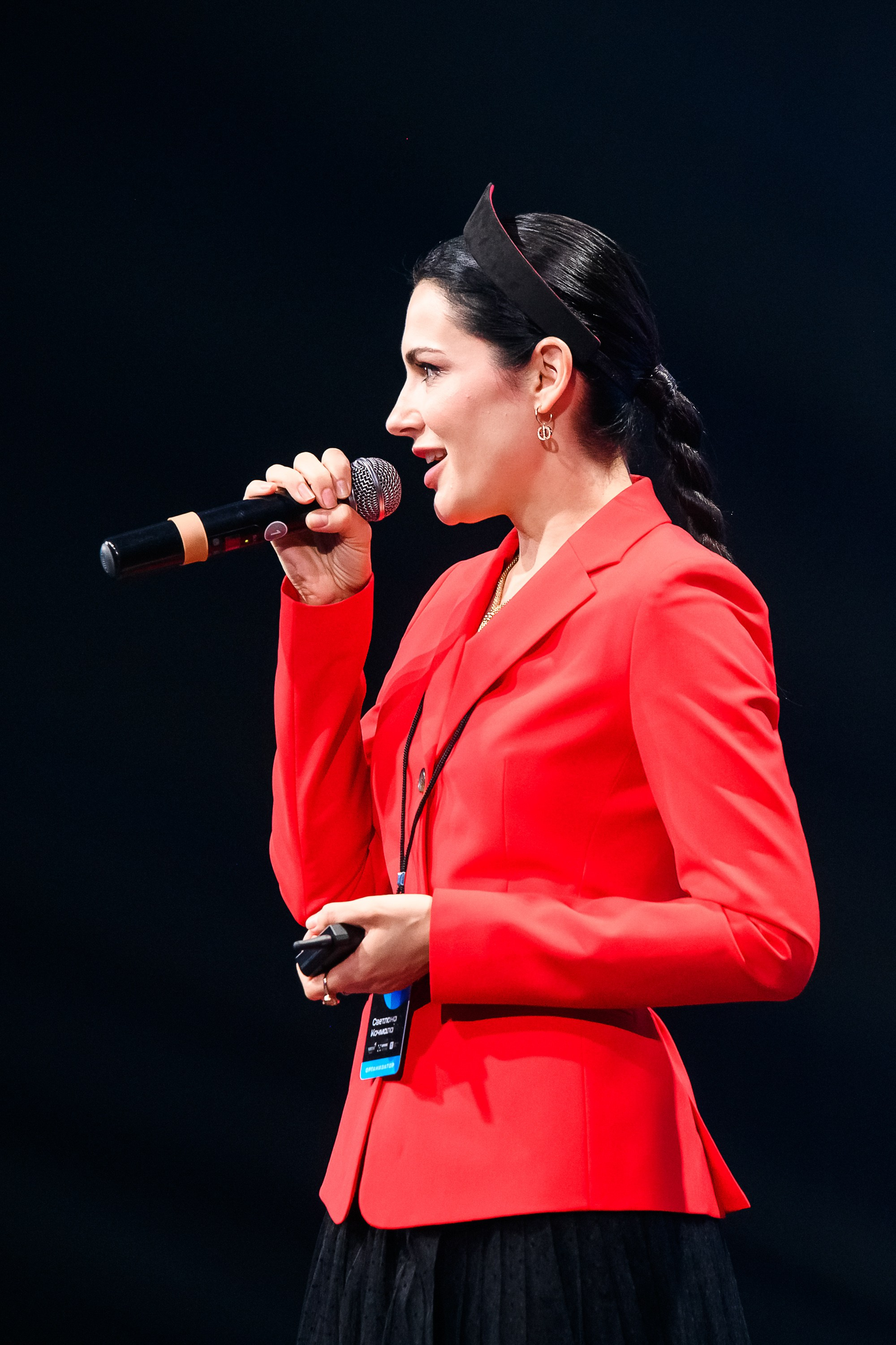 Крупный портрет девушки спикера во время выступления на бизнес форуме для контента