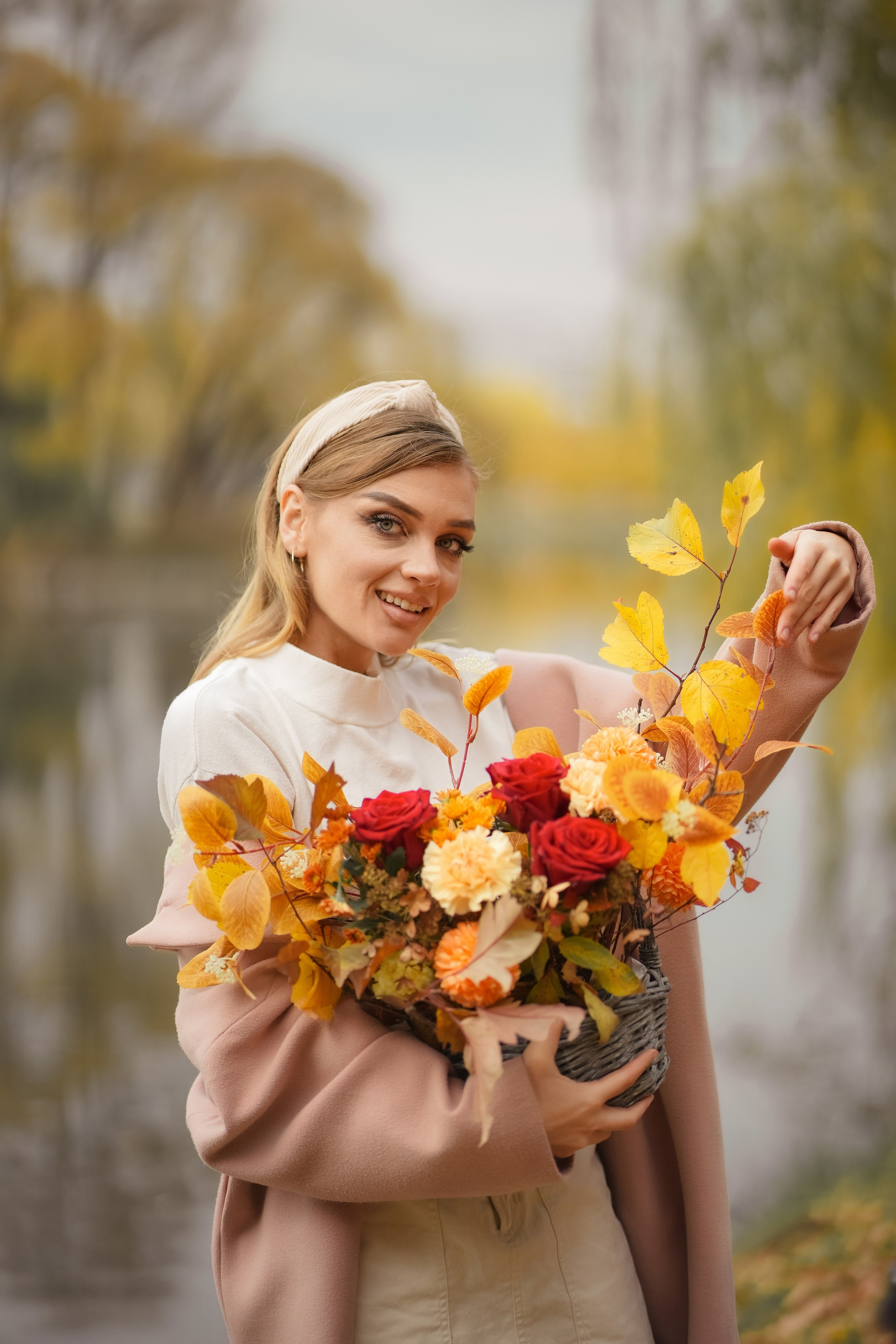 Девушка у озера в парке осенью