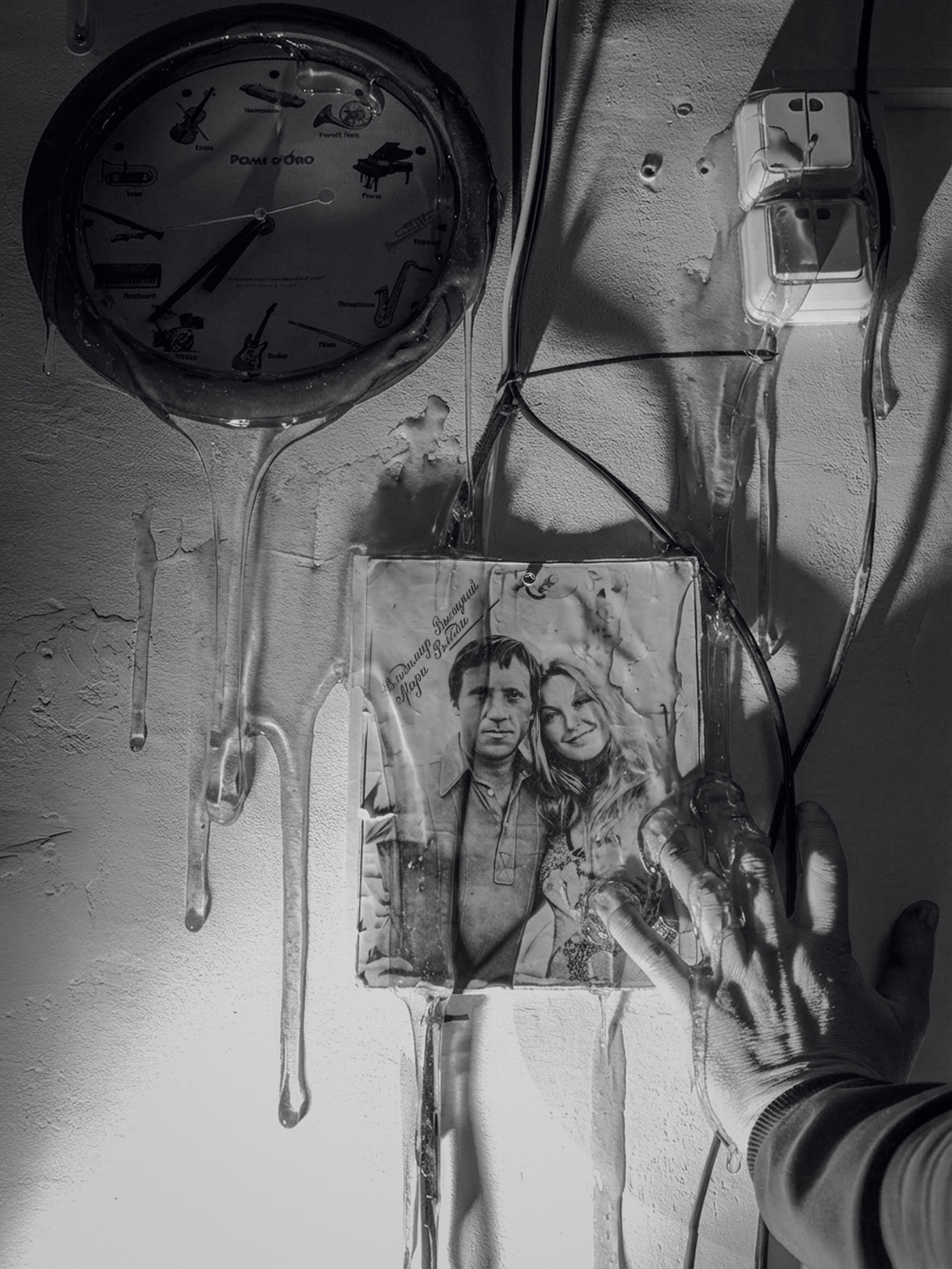 Ты понимаешь, что выбраться из этого невозможно. Невозможно утонуть в реке времени. Ты все сильней вязнешь в его густой патоке, становясь всего лишь еще одним комком в этой бесконечной, липкой массе.