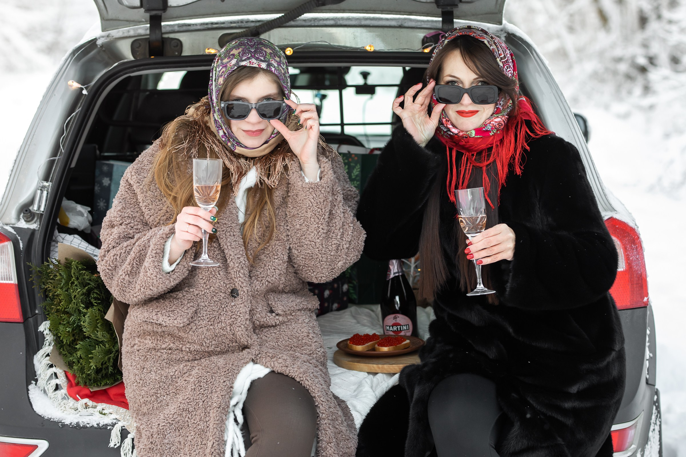 Анастасия и Юлия в зимнем лесу. Свадебный и семейный фотограф в Колпино и СПб Юлия Папанова