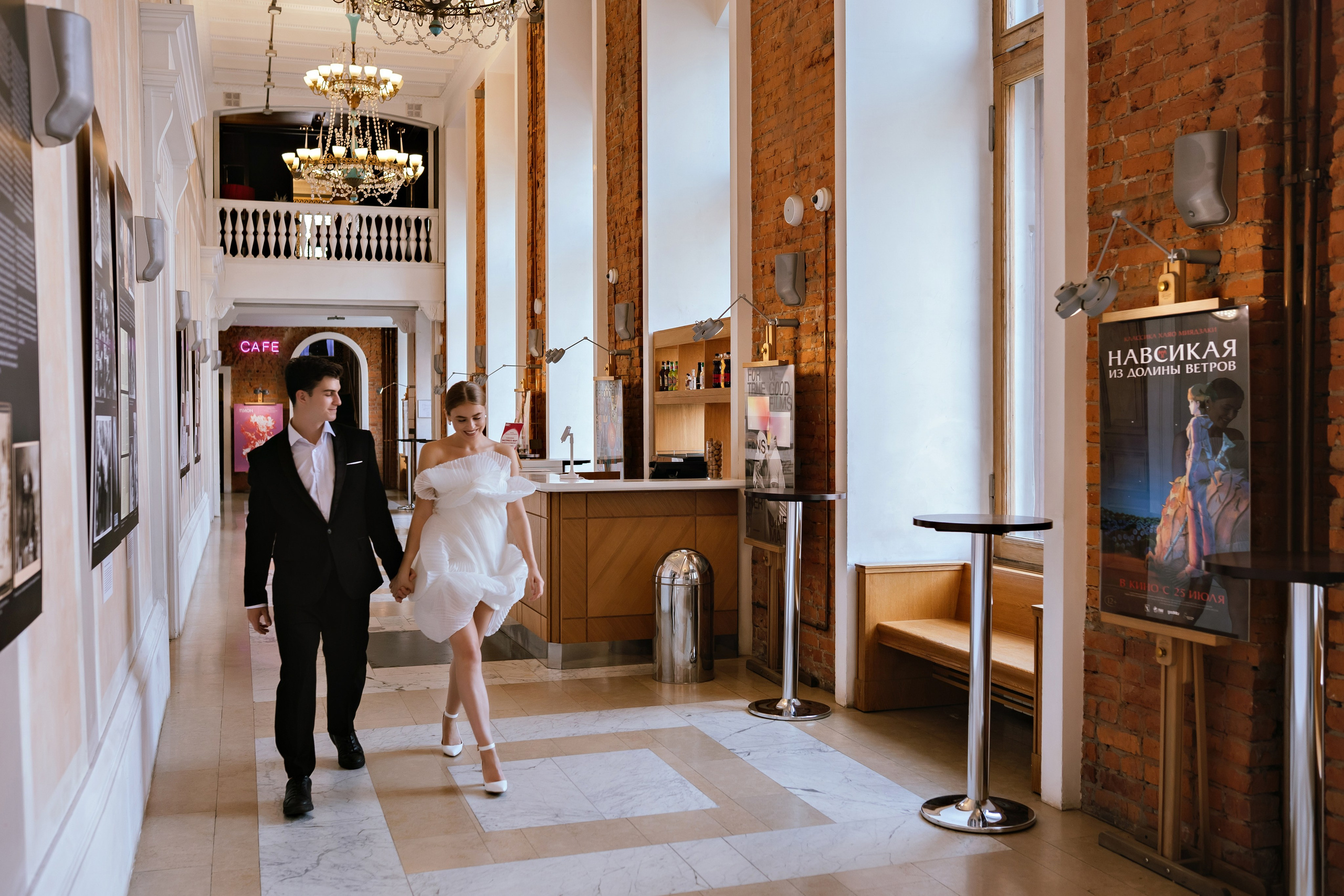 Свадебная фотосессия в кинотеатре. Фотограф и видеограф Москва. Свадебный фотограф, видеограф. Выпускные альбомы. Оживающие альбомы