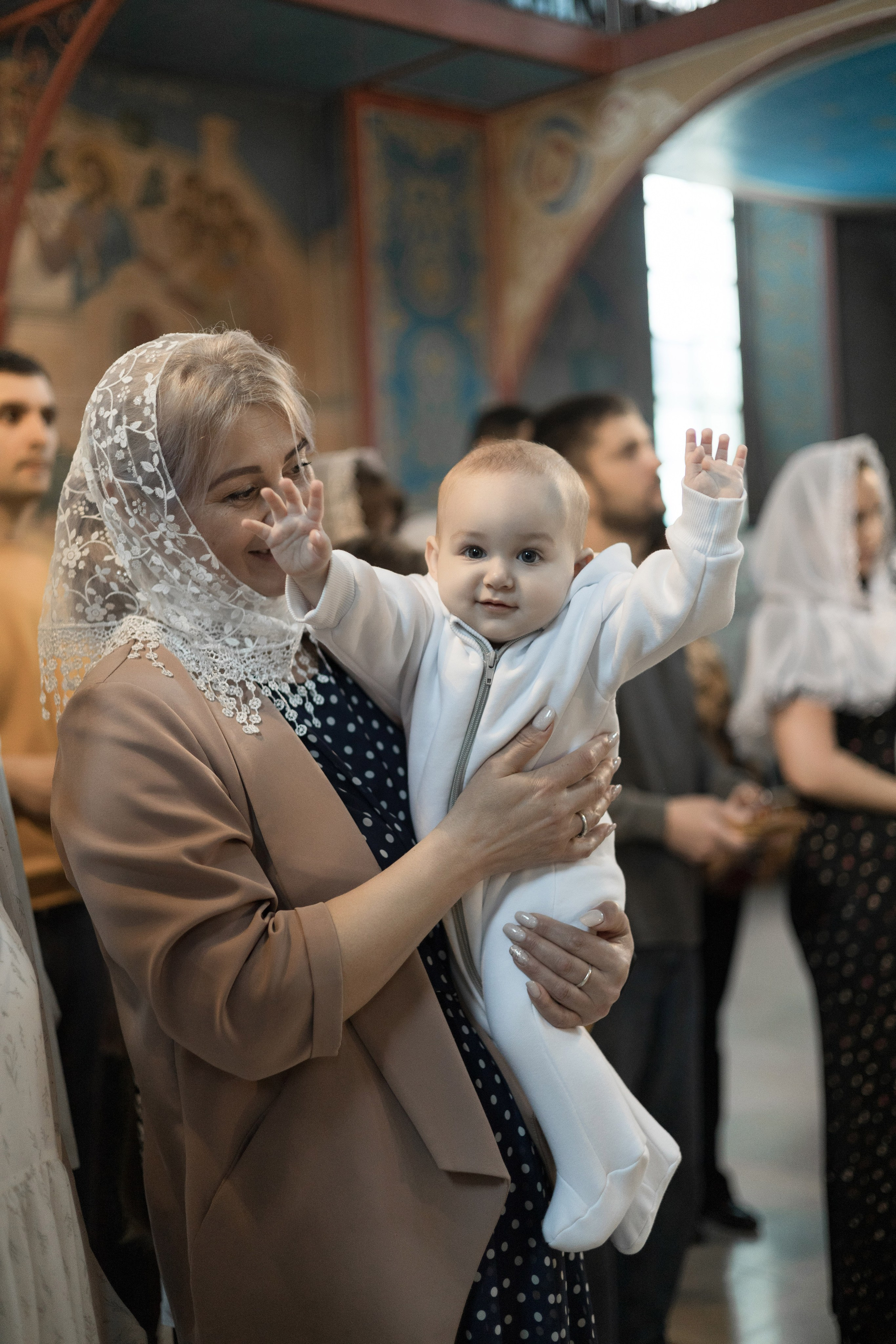 Крещение Миланы в церкви иконы Божией Матери / пасмурная погода. Анастасия Безуглова- свадебный фотограф в Таганроге