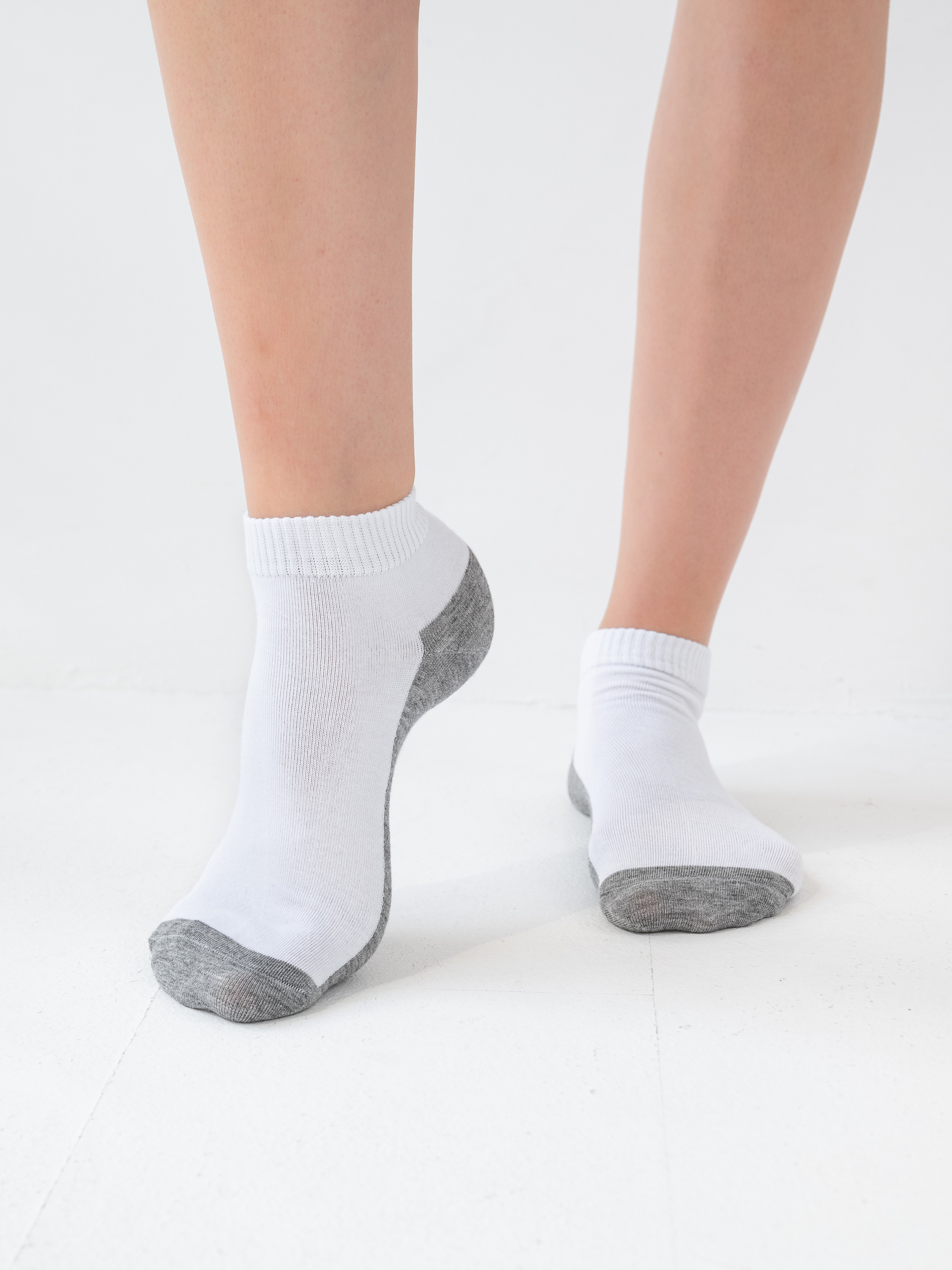 Носки съемка в студии (модель+предметка). Предметный фотограф, фото для маркетплейсов Пятигорск, КМВ