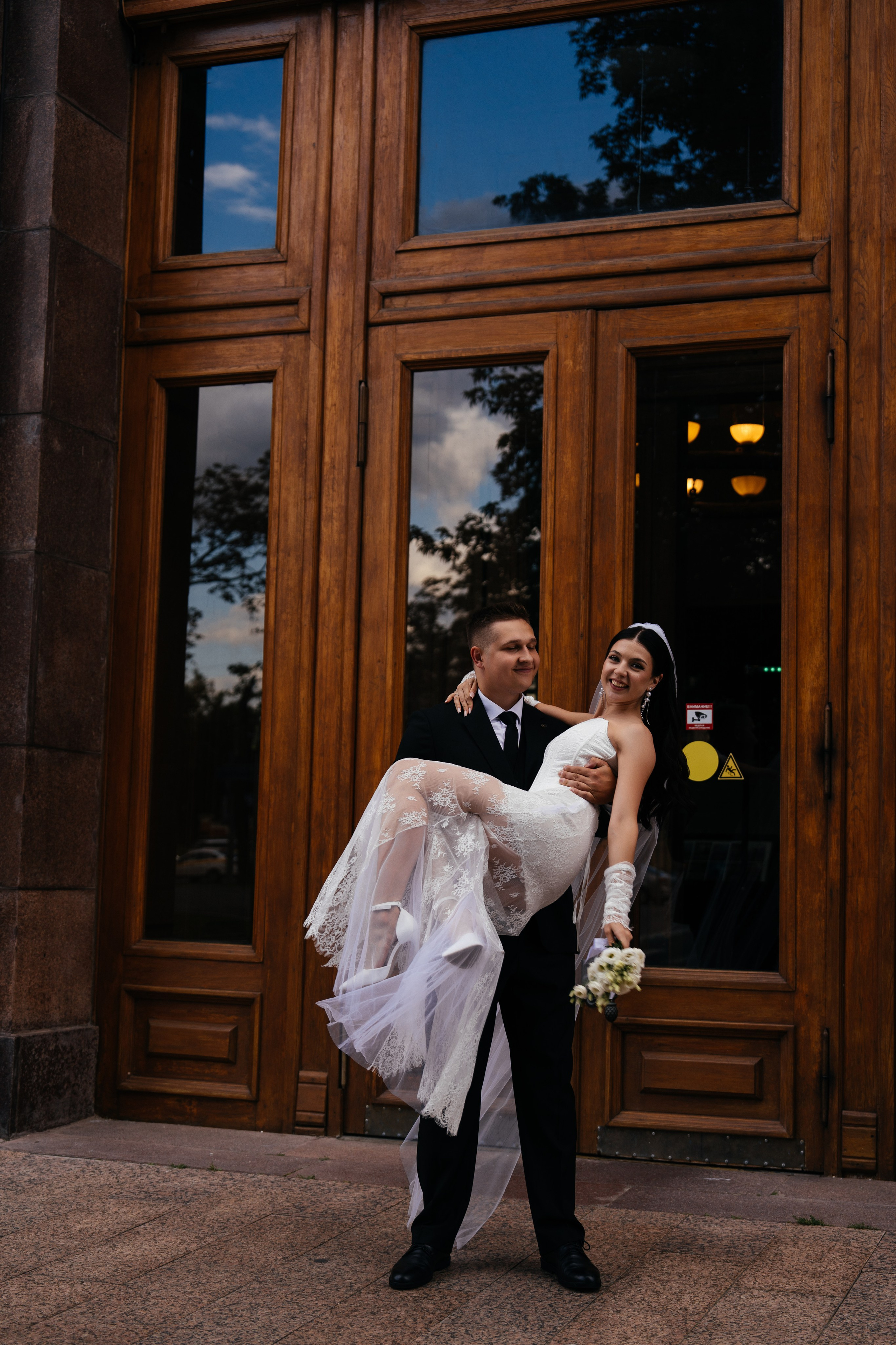 Свадебная фотосессия в Москве у высотки на Котельнической набережной. Свадебный фотограф в Москве Анна Полушина