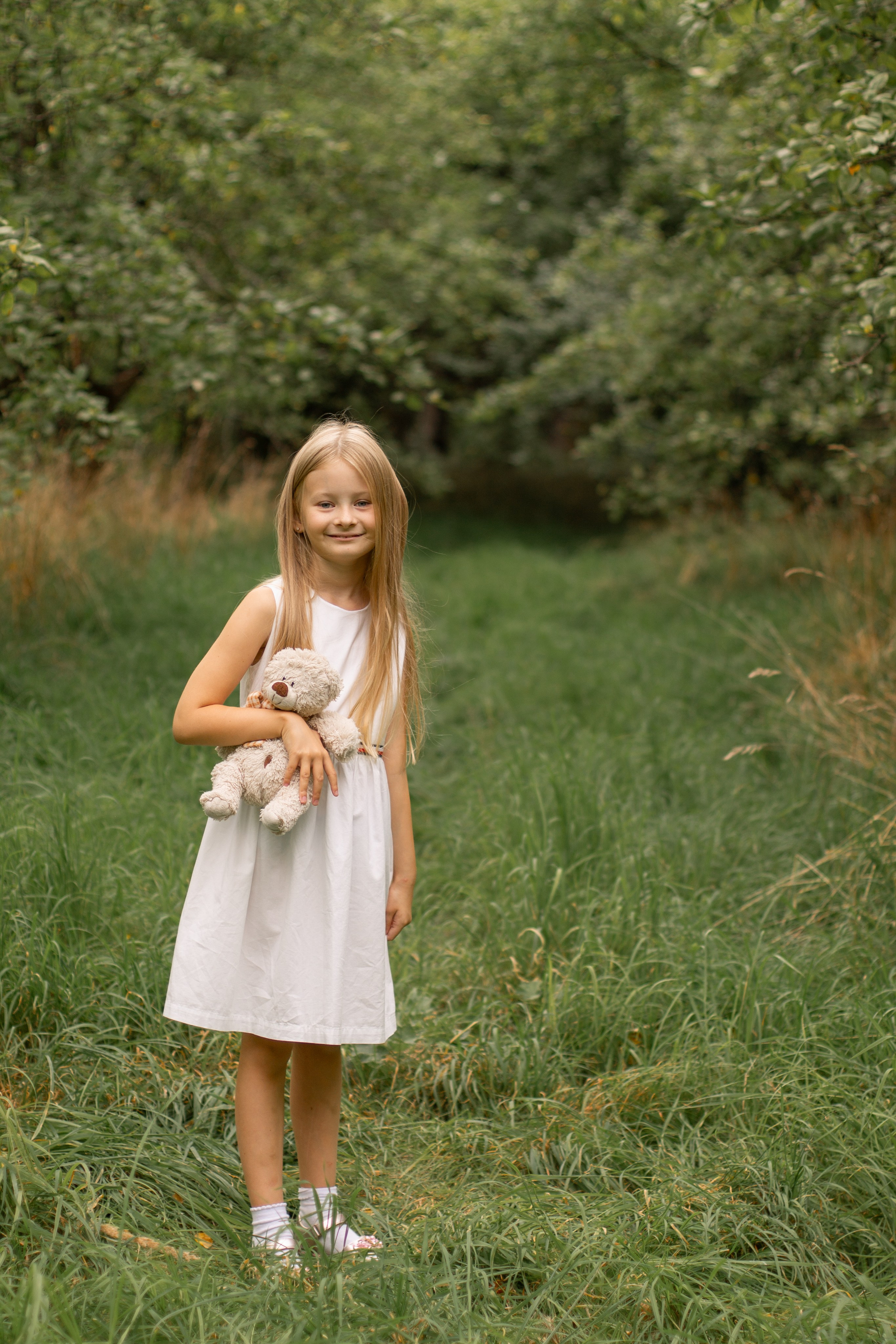 Детская фотосессия, девочка в белом платье в лесу, девочка с плюшевым мишкой