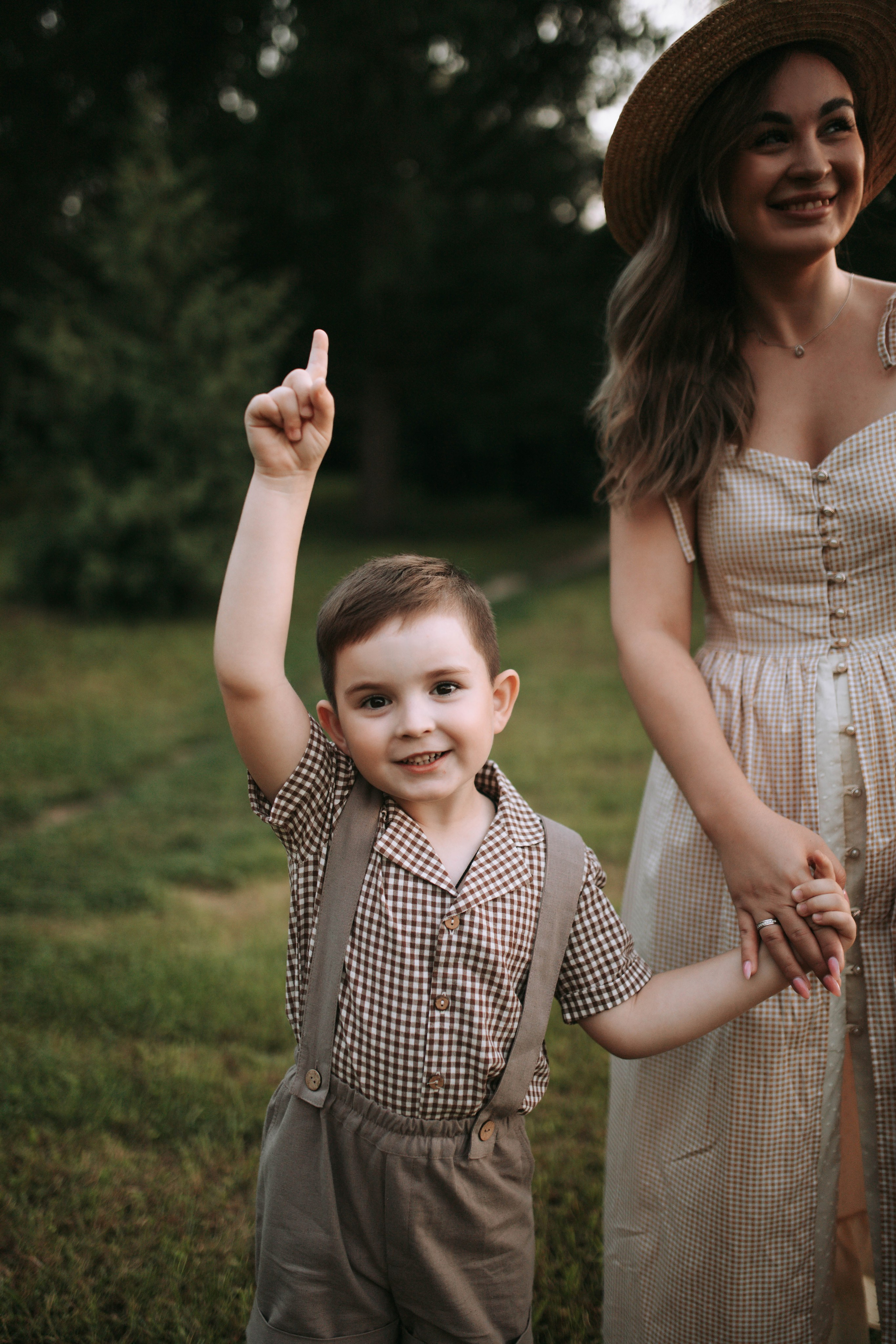 Весёлая прогулка вместе с мамой. Свадебный и семейный фотограф в Нижнем Новгороде