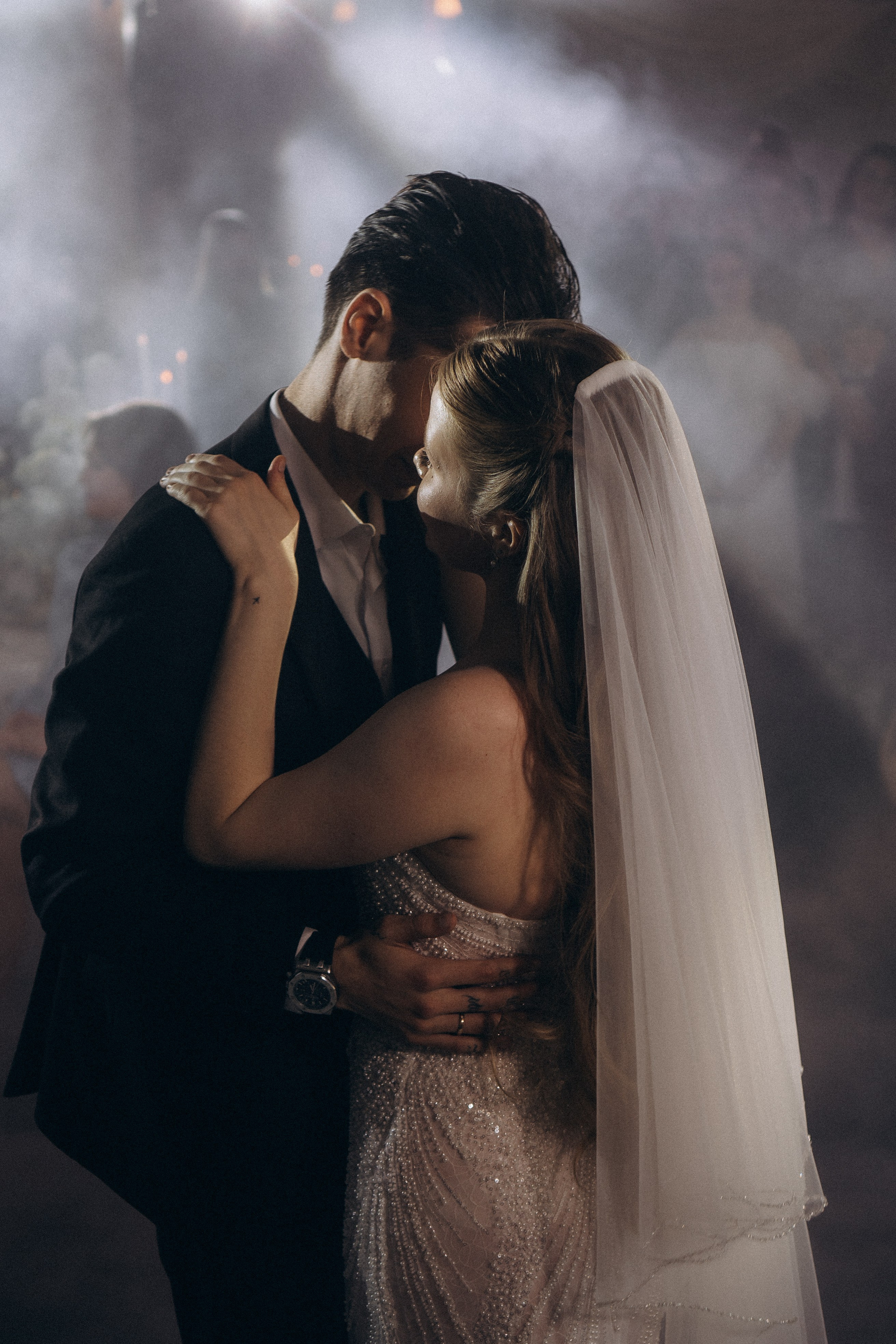 ПЕРВЫЙ ТАНЕЦ МОЛОДЫХ НА БАНКЕТЕ. ТРОГАТЕЛЬНЫЙ МОМЕНТ (СНЯТО В СИБИРЕ В НИЖНЕВАРТОВСКЕ). Профессиональный фотограф, Санкт-Петербург — Виктория Богомолова