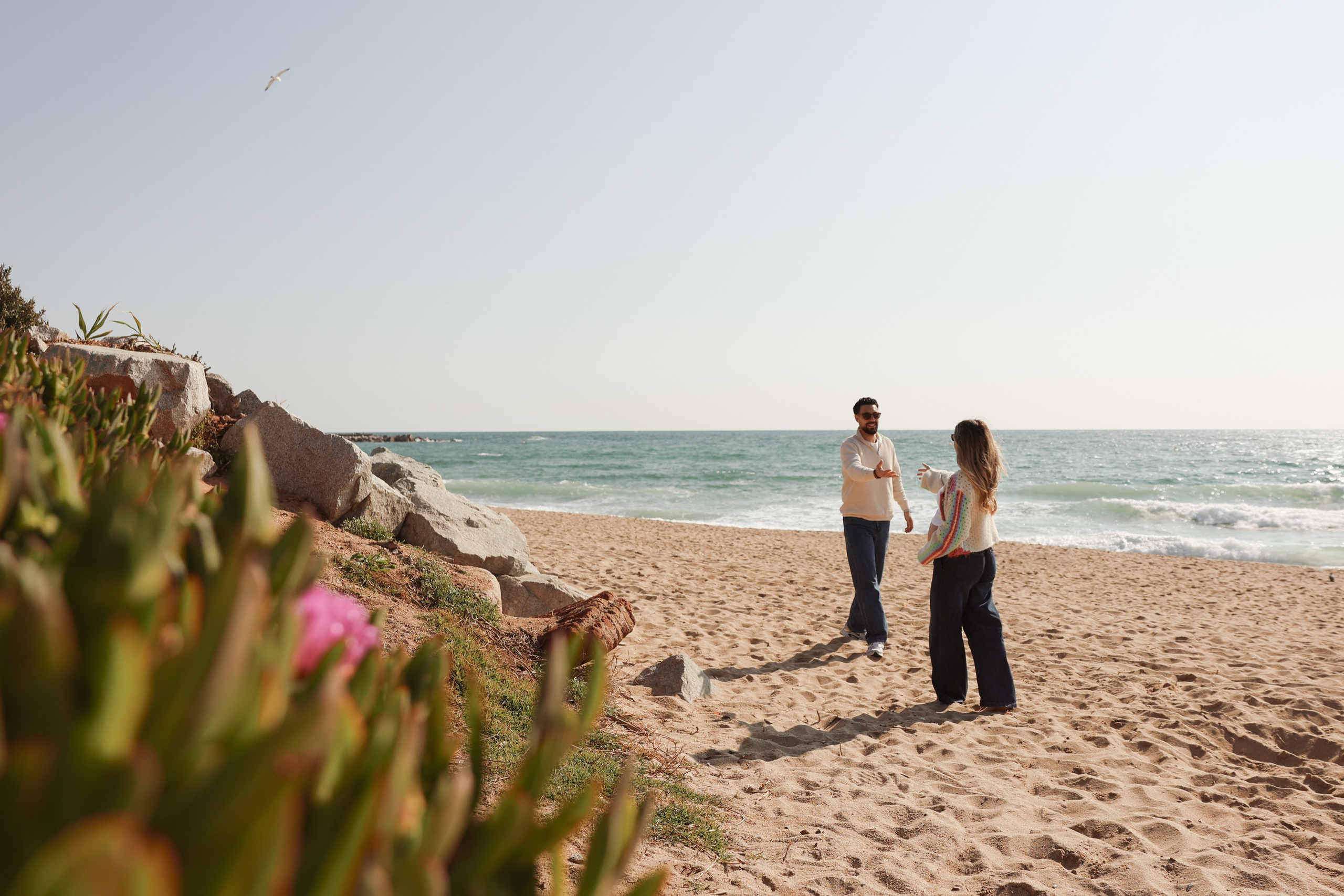 Sunny morning at the sea. Natalia Zhuravleva|family, newborn, maternity photographer in Barcelona