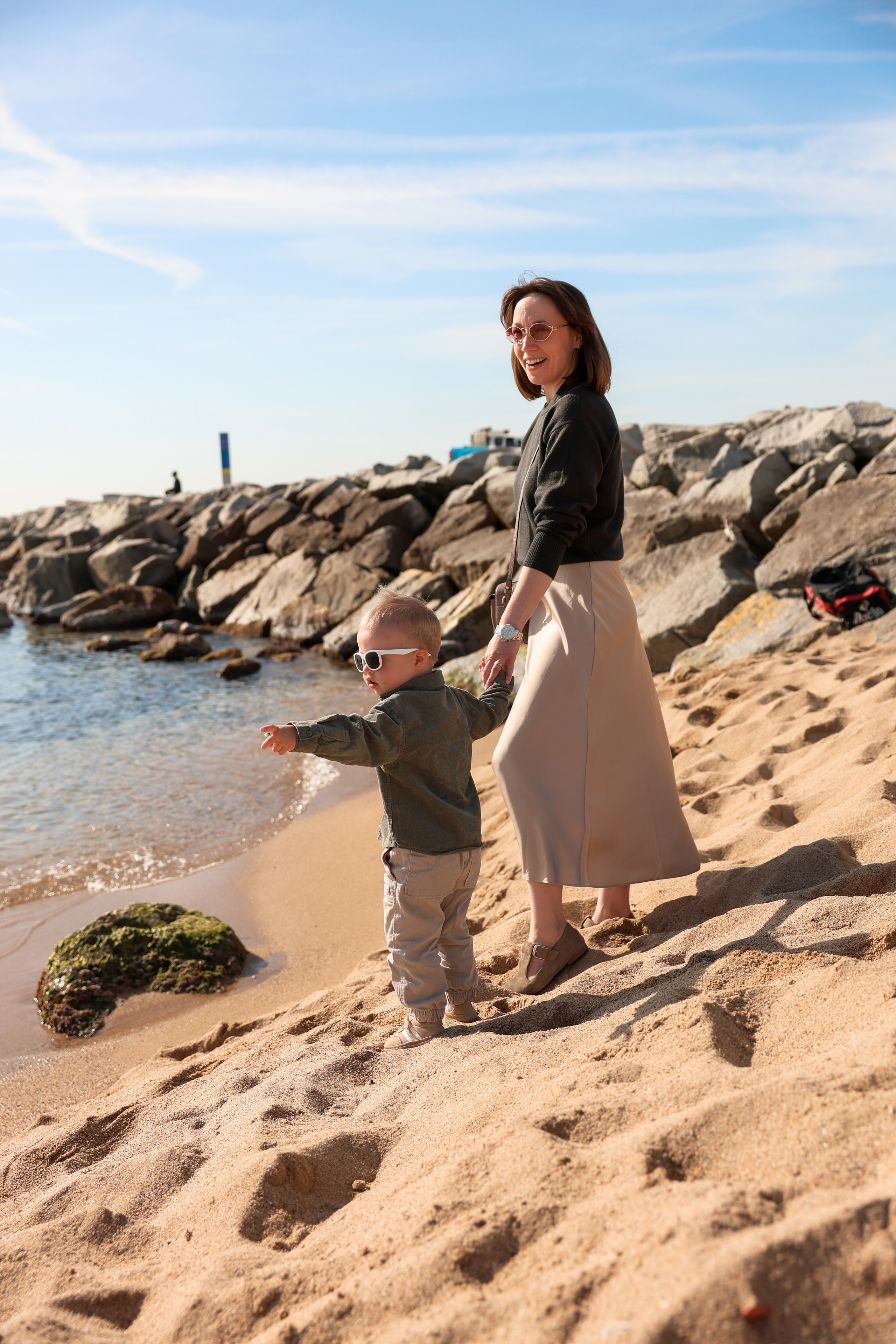Seashore with a toddler. Natalia Zhuravleva|family, newborn, maternity photographer in Barcelona