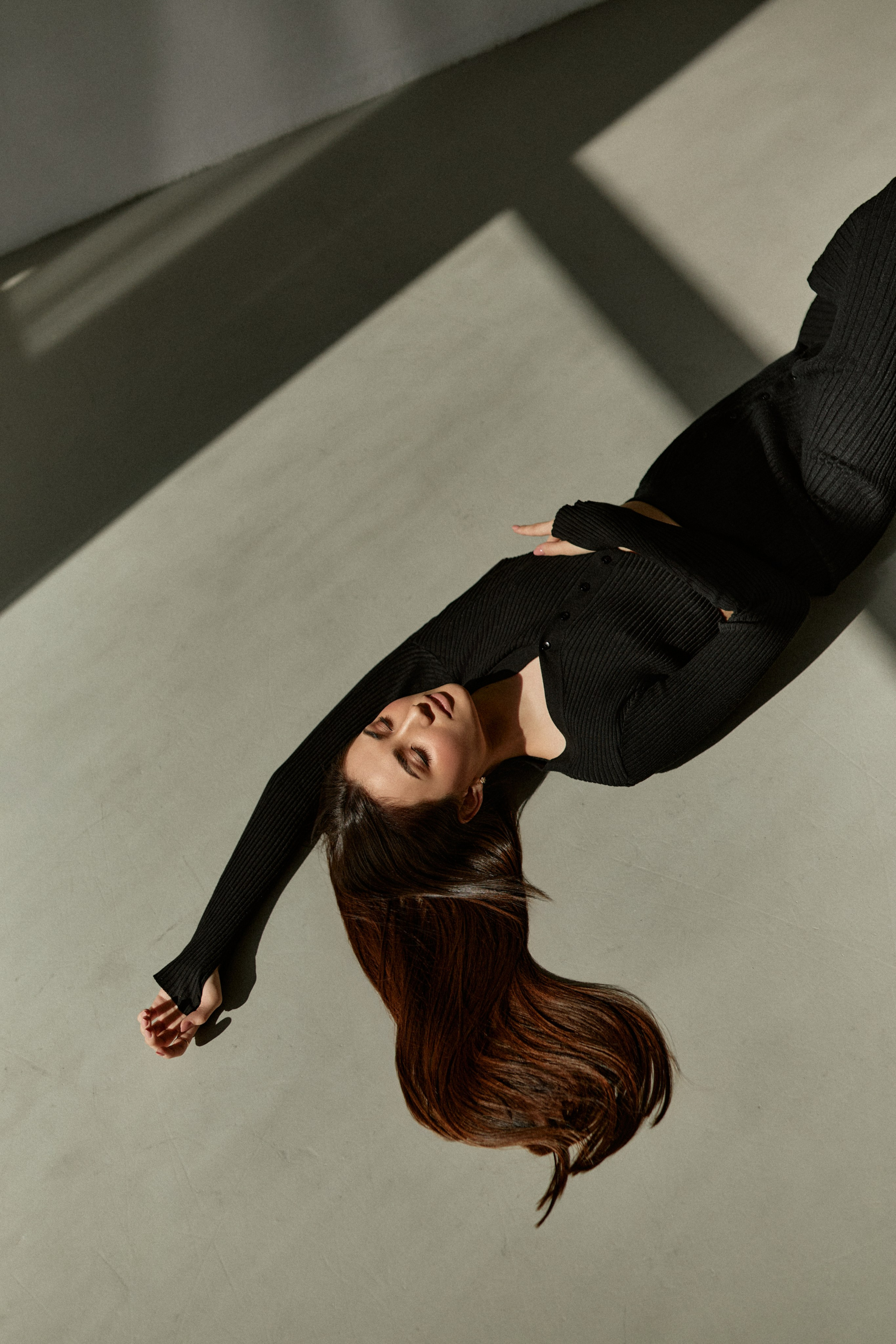 Профессиональная минималистичная фотосессия в студии. Сестры Карабаза. Фотографы и ретушеры в Москве и Санкт-Петербурге