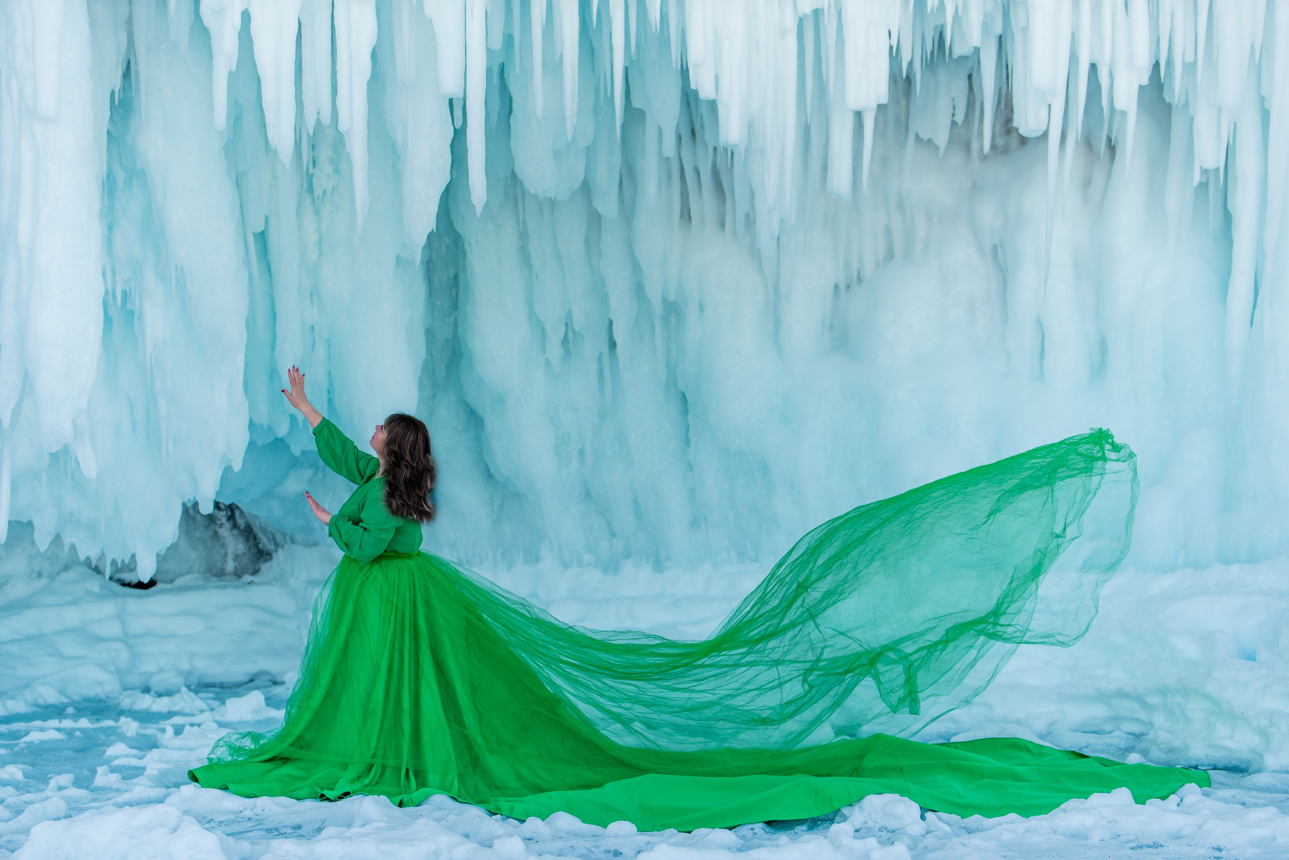 Зеленое платье со шлейфом на фотосессию на Байкал