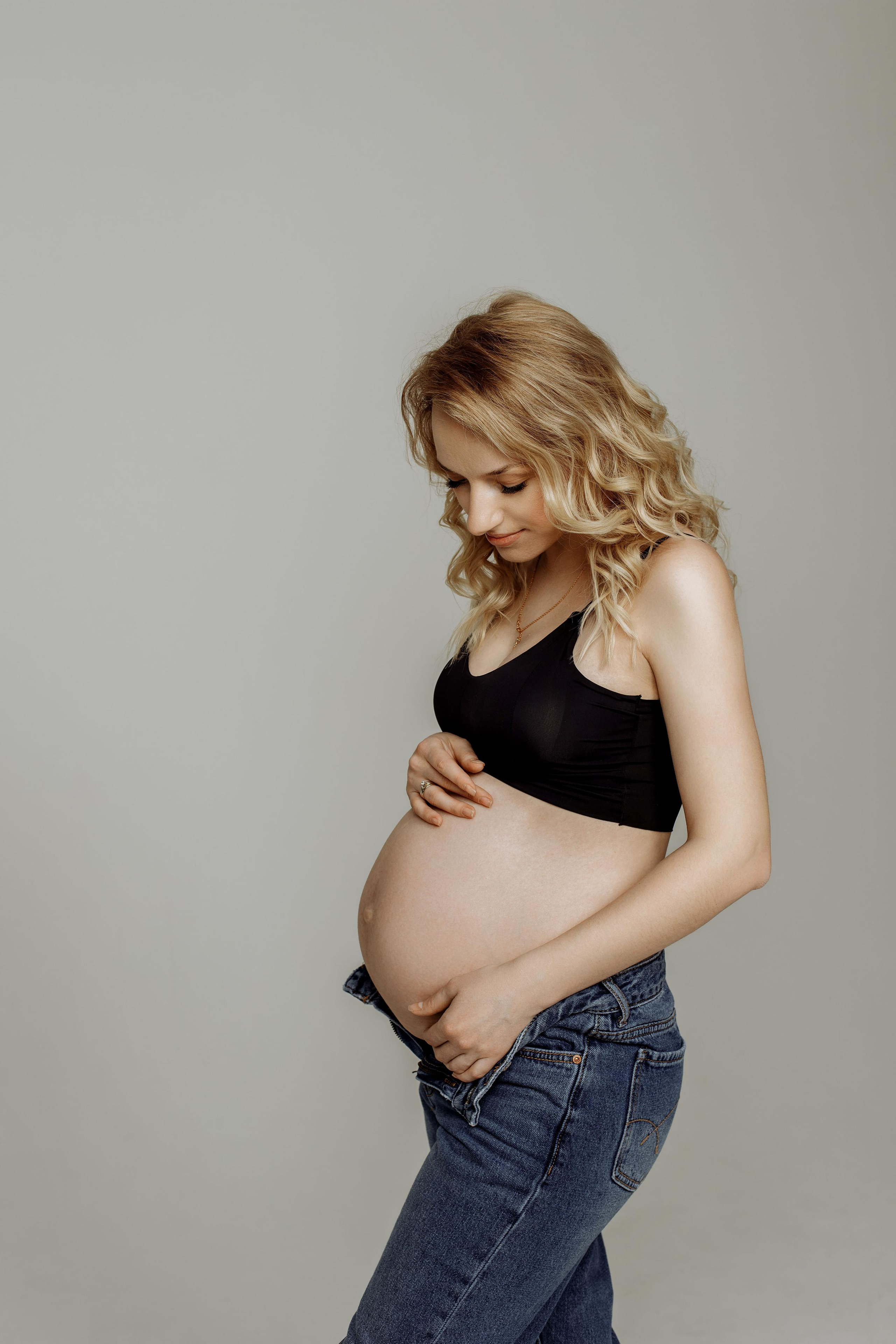 Фотосессия беременности в фотостудии Лофт-13. Фотограф Александра Сыщенко