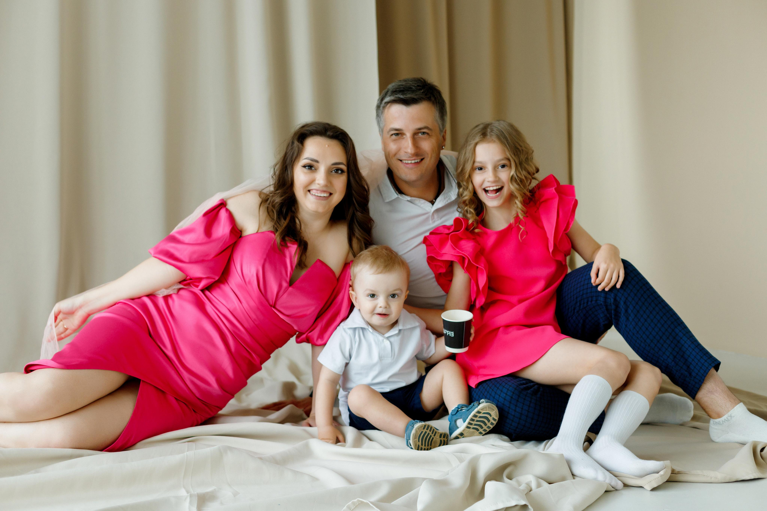 Семейная фотосессия в фотостудии Лофт 13 — зал Sun метро Румянцево. Фотограф Александра Сыщенко