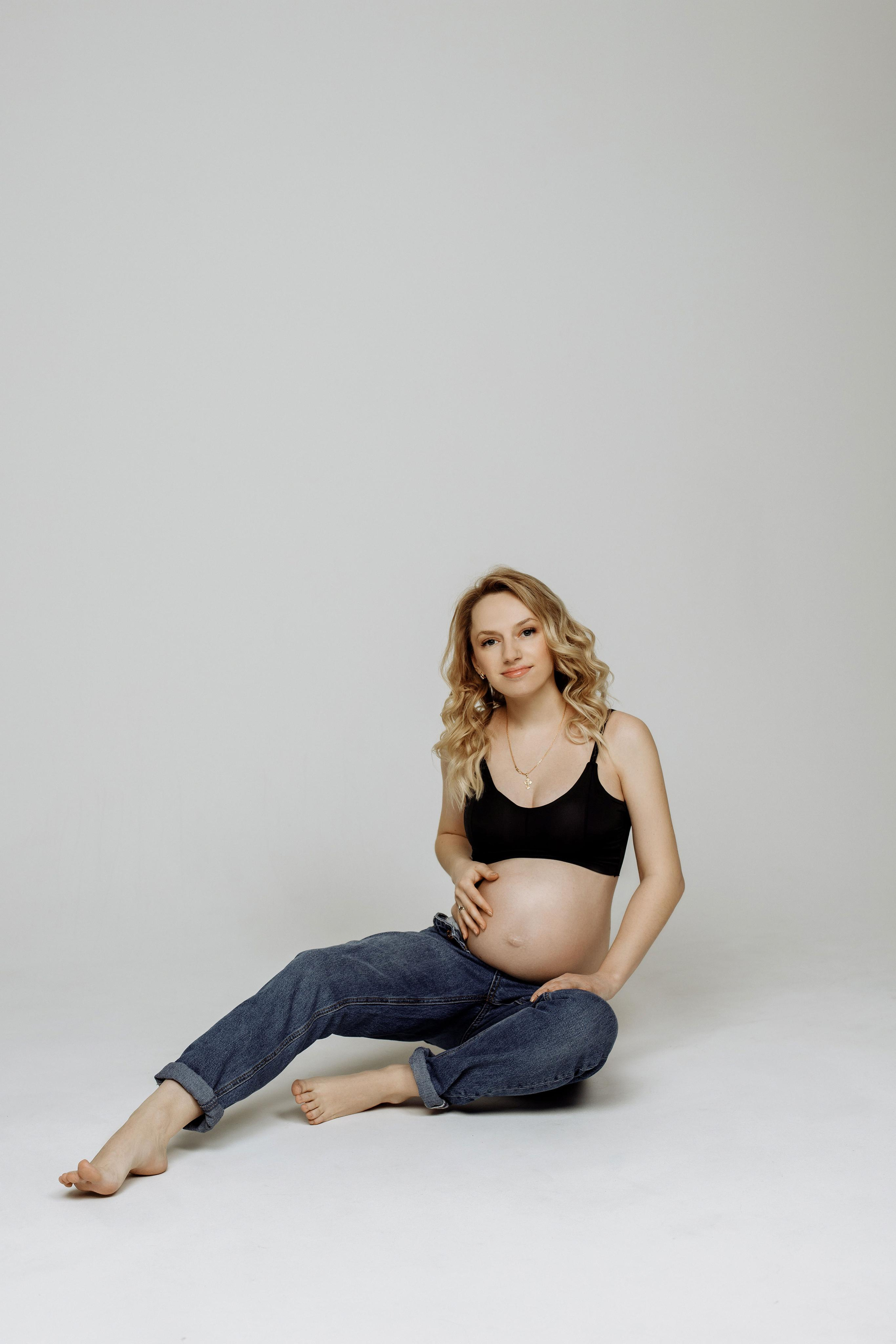 Фотосессия беременности в фотостудии Лофт-13. Фотограф Александра Сыщенко