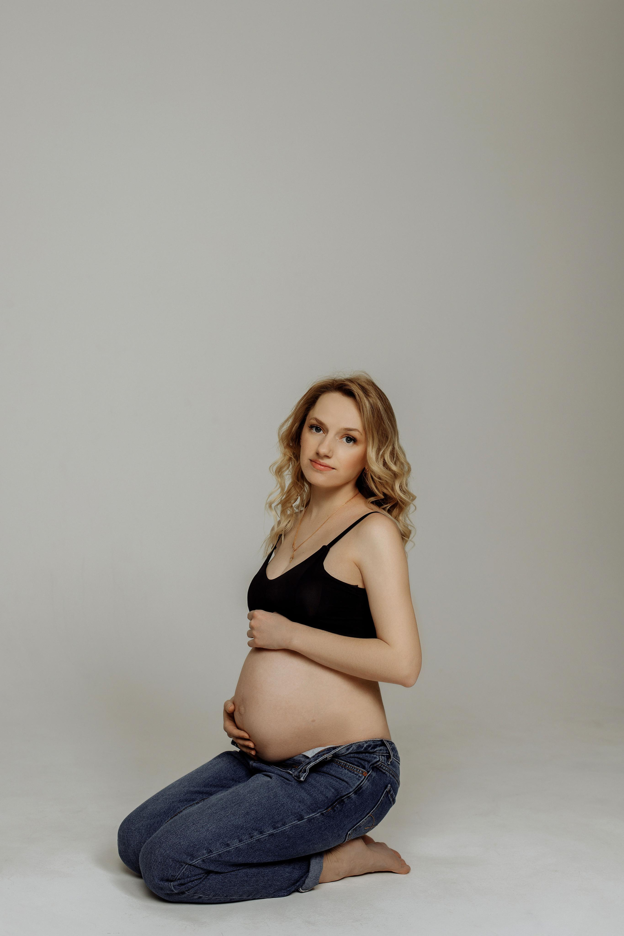 Фотосессия беременности в фотостудии Лофт-13. Фотограф Александра Сыщенко