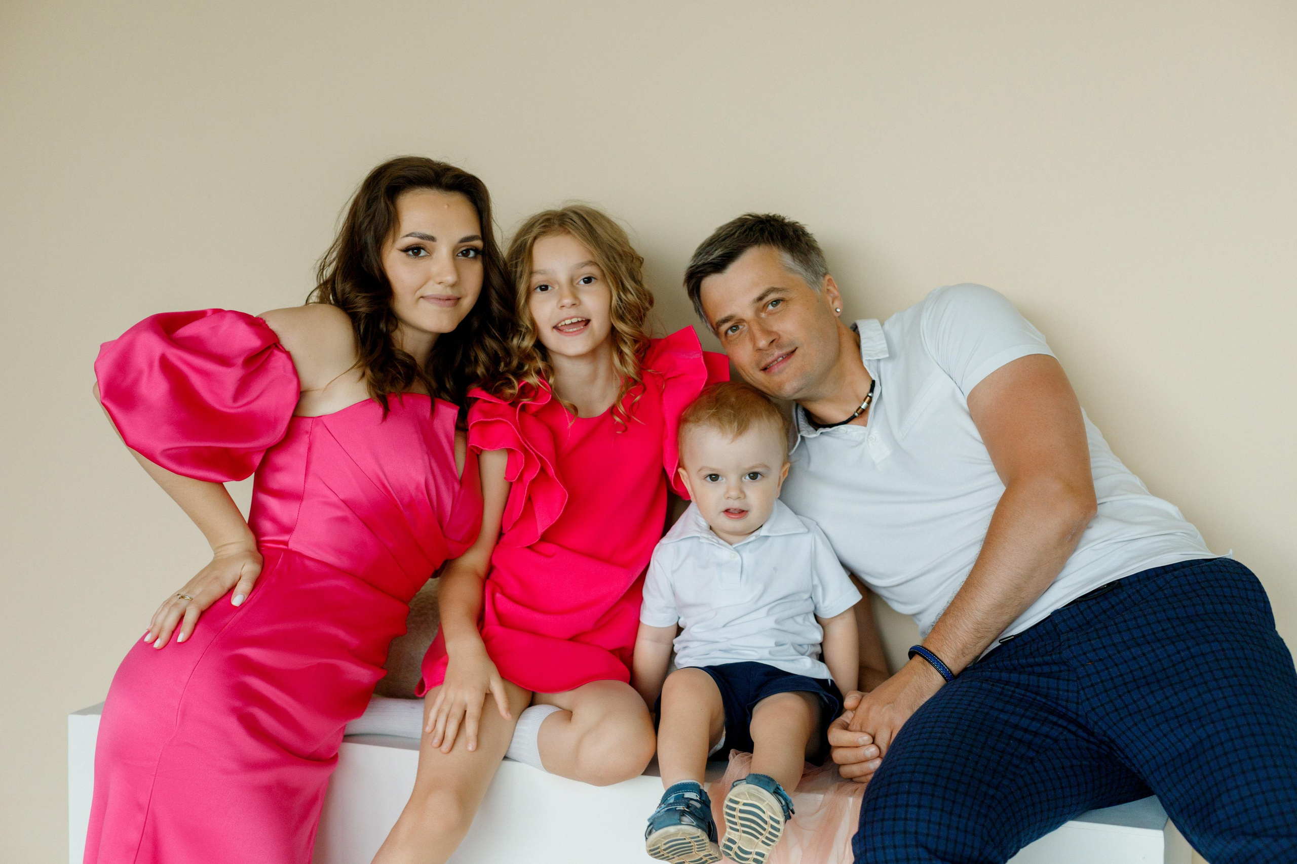 Семейная фотосессия в фотостудии Лофт 13 — зал Sun метро Румянцево. Фотограф Александра Сыщенко