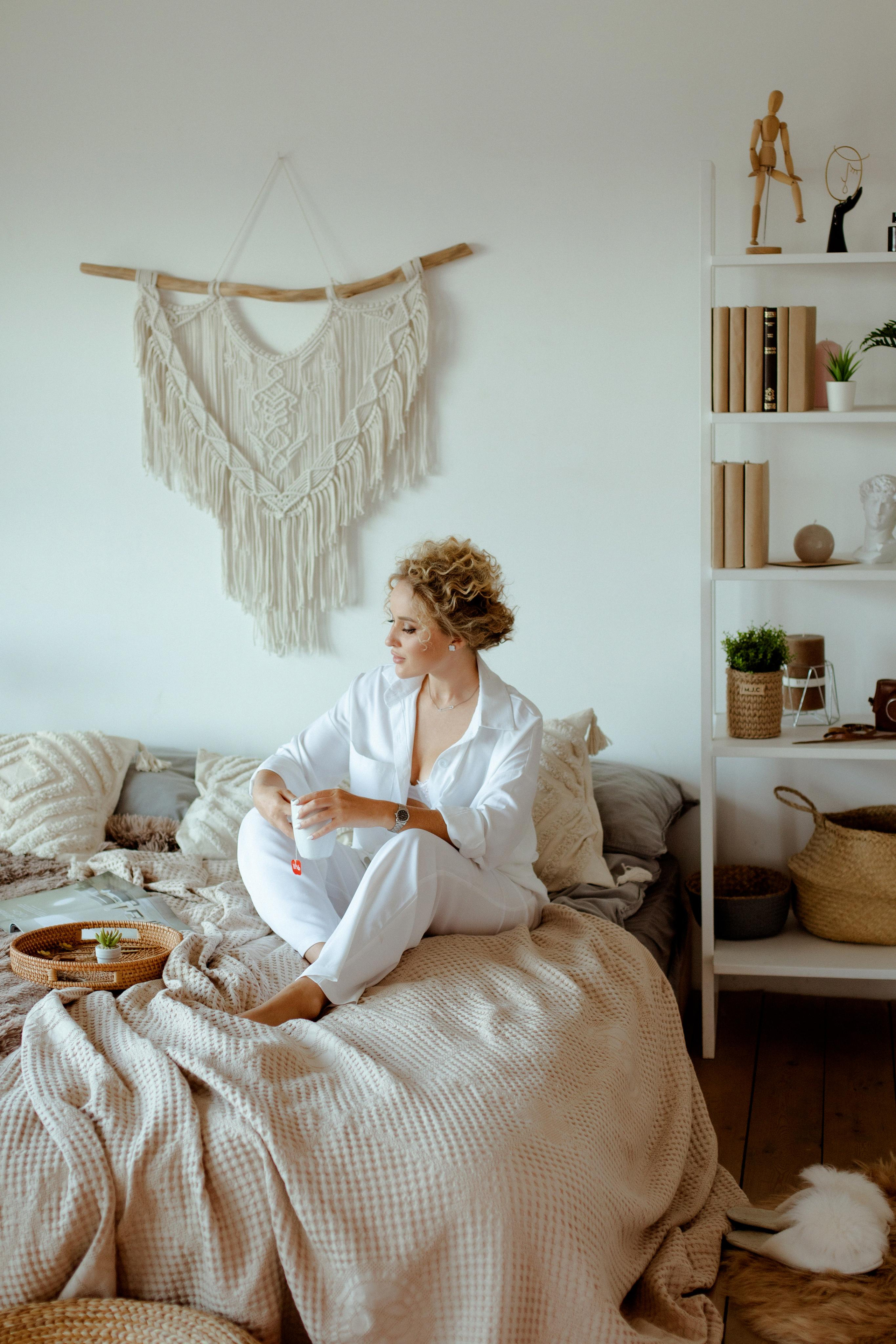 No name - светлая фотостудия оформлена в современном скандинавском стиле и может использоваться для фото и видеосъемок, проведения мероприятий, мастер-классов, воркшопов и т.д. В зале 70м2 просторно и очень много дневного света, тк по всему периметру расположены окна. В одной локации располагаются разные фотозоны: зона с качелями, камином, кроватью, фактурной белой стеной и зона с красной деревянной дверью. 