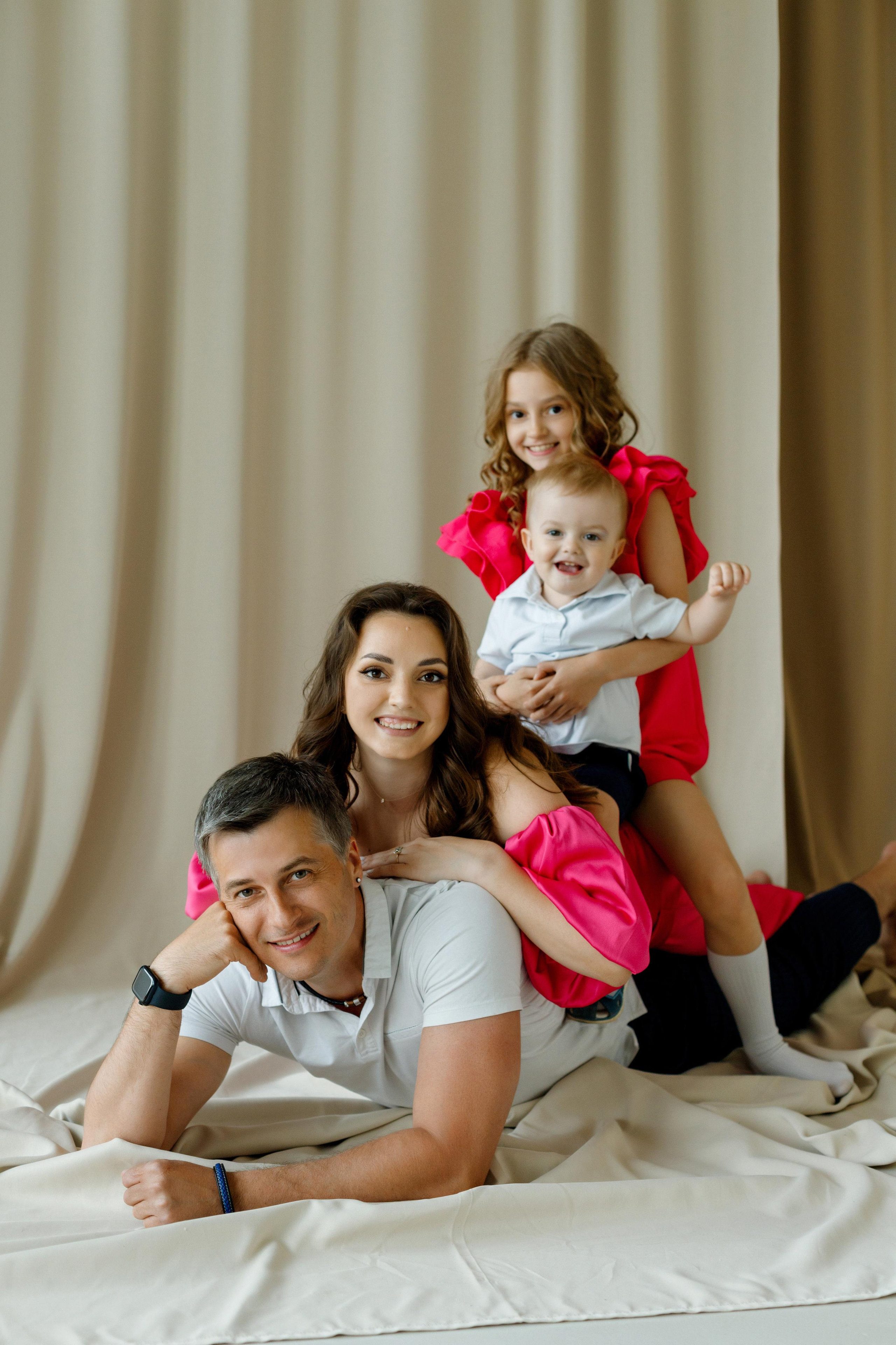 Семейная фотосессия в фотостудии Лофт 13 — зал Sun метро Румянцево. Фотограф Александра Сыщенко