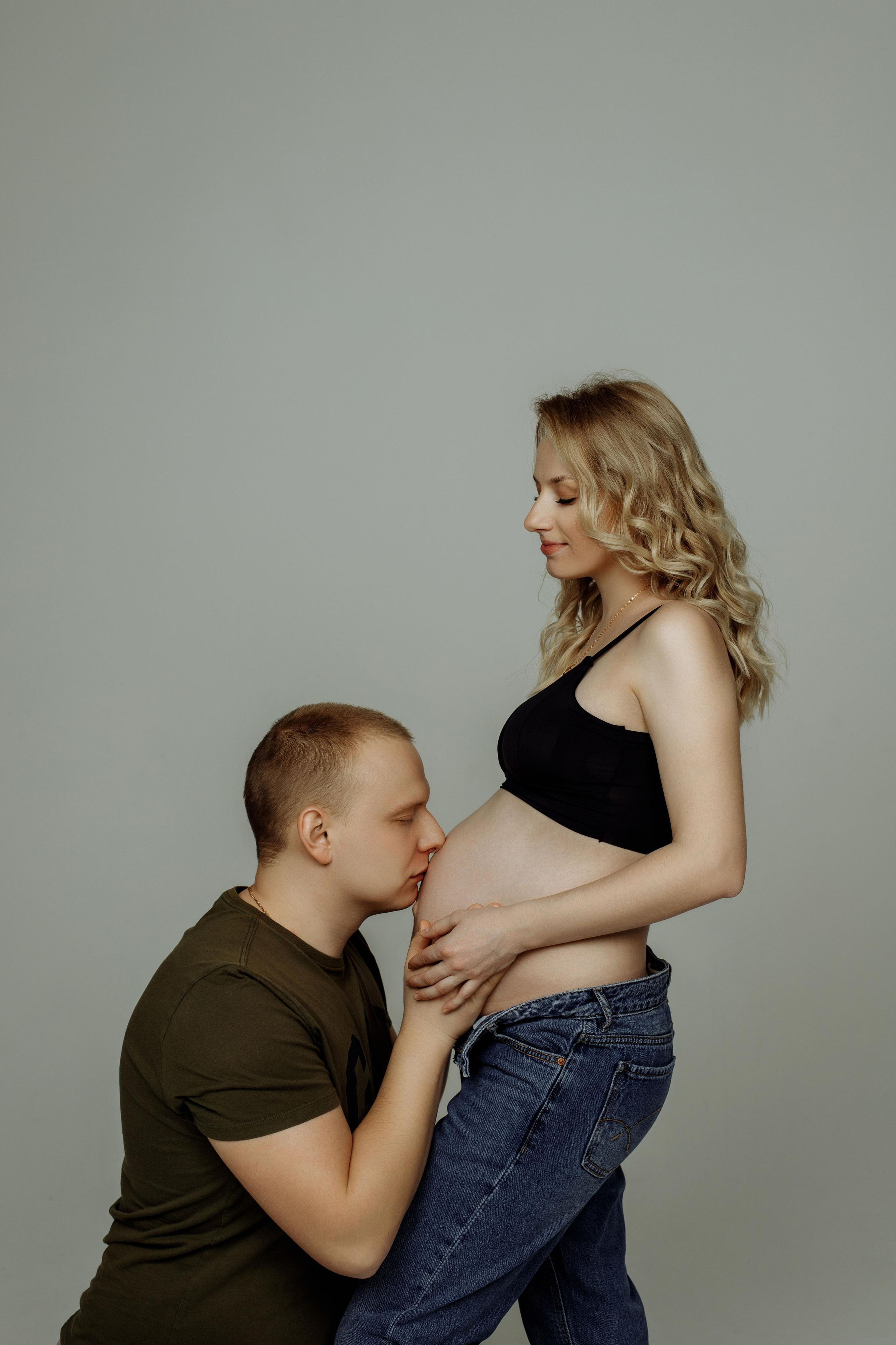 Фотосессия беременности в фотостудии Лофт-13. Фотограф Александра Сыщенко