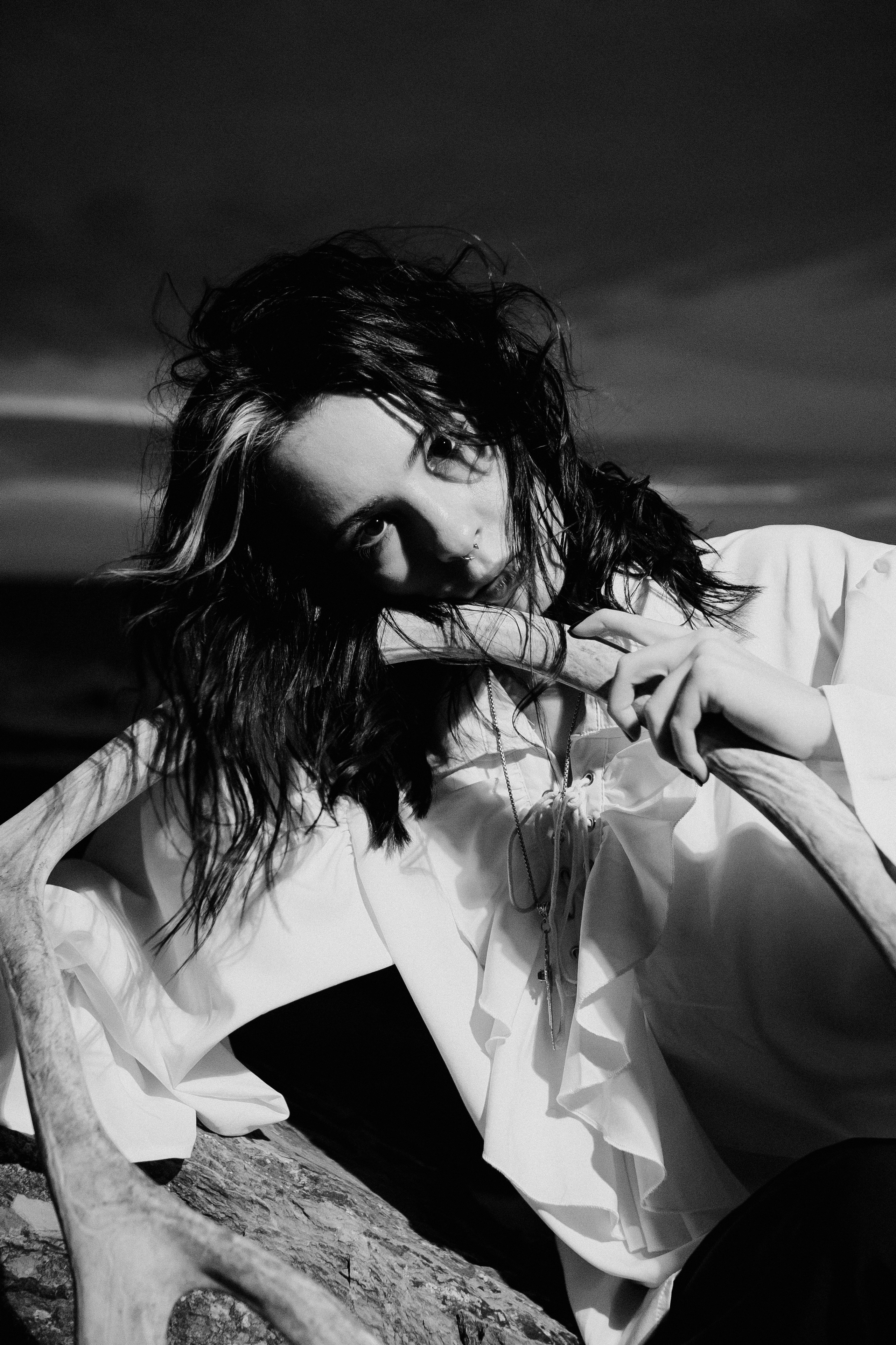 Съёмка у моря с оленьими рогами