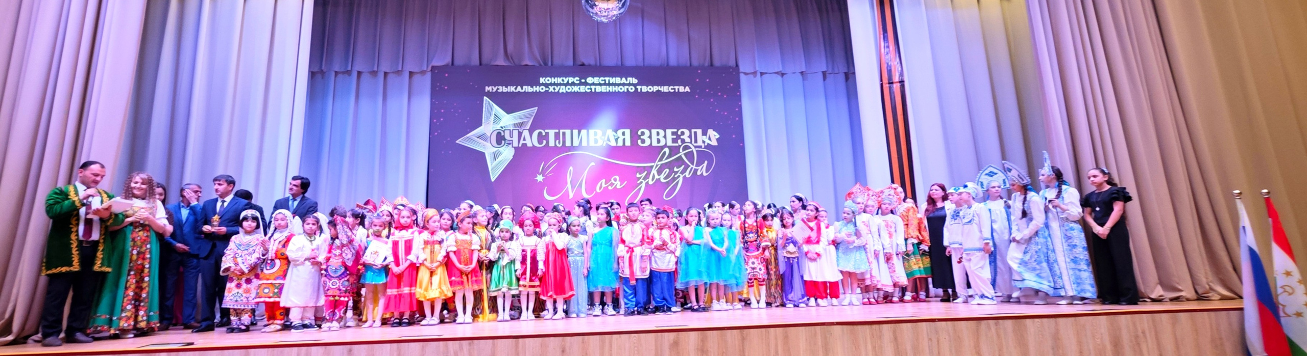 1 ноября 2025 г, г. Бохтар, Таджикистан. Золотое яблочко