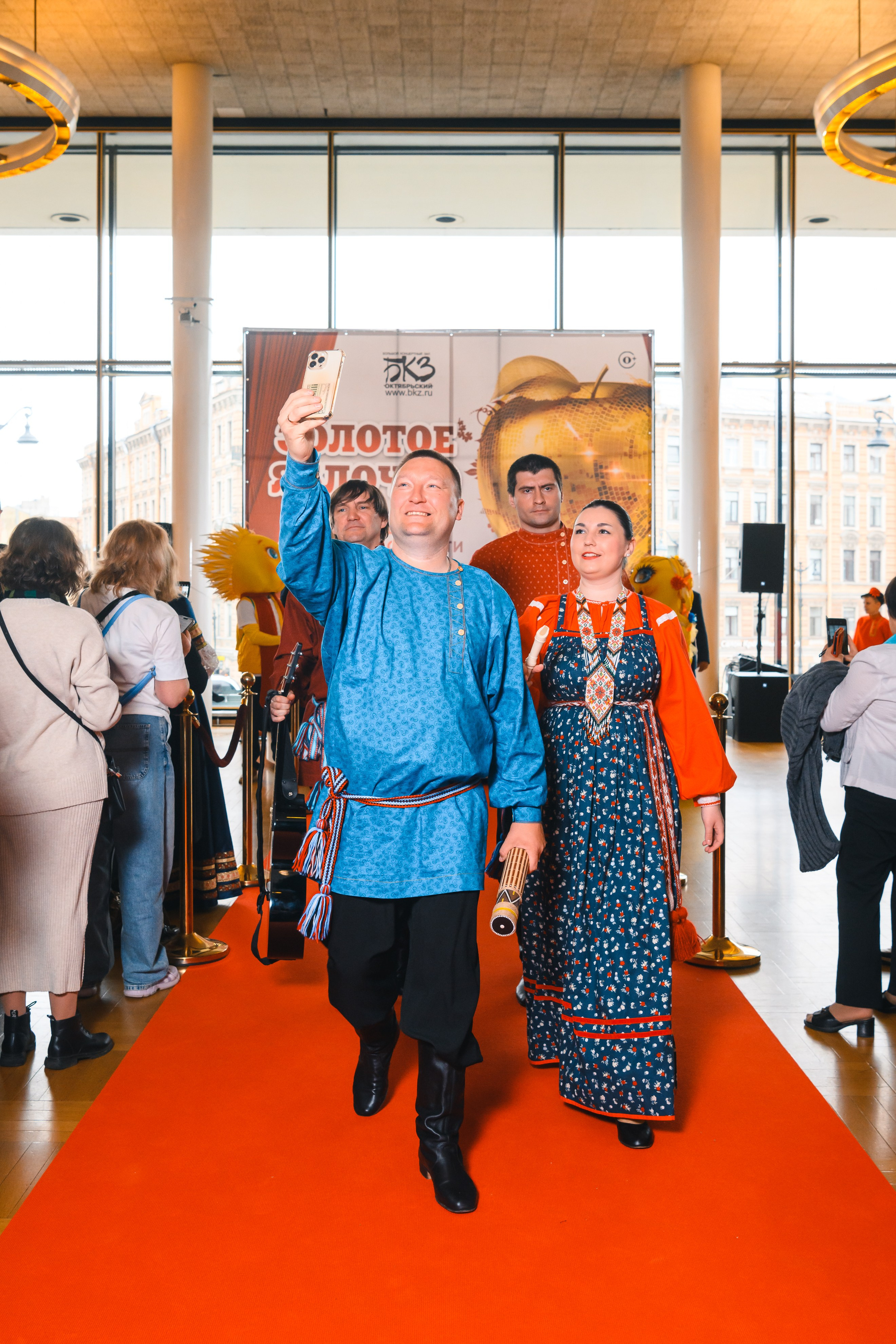 23 апреля, красная дорожка, БКЗ Октябрьский, г. Санкт-Петербург. Золотое яблочко