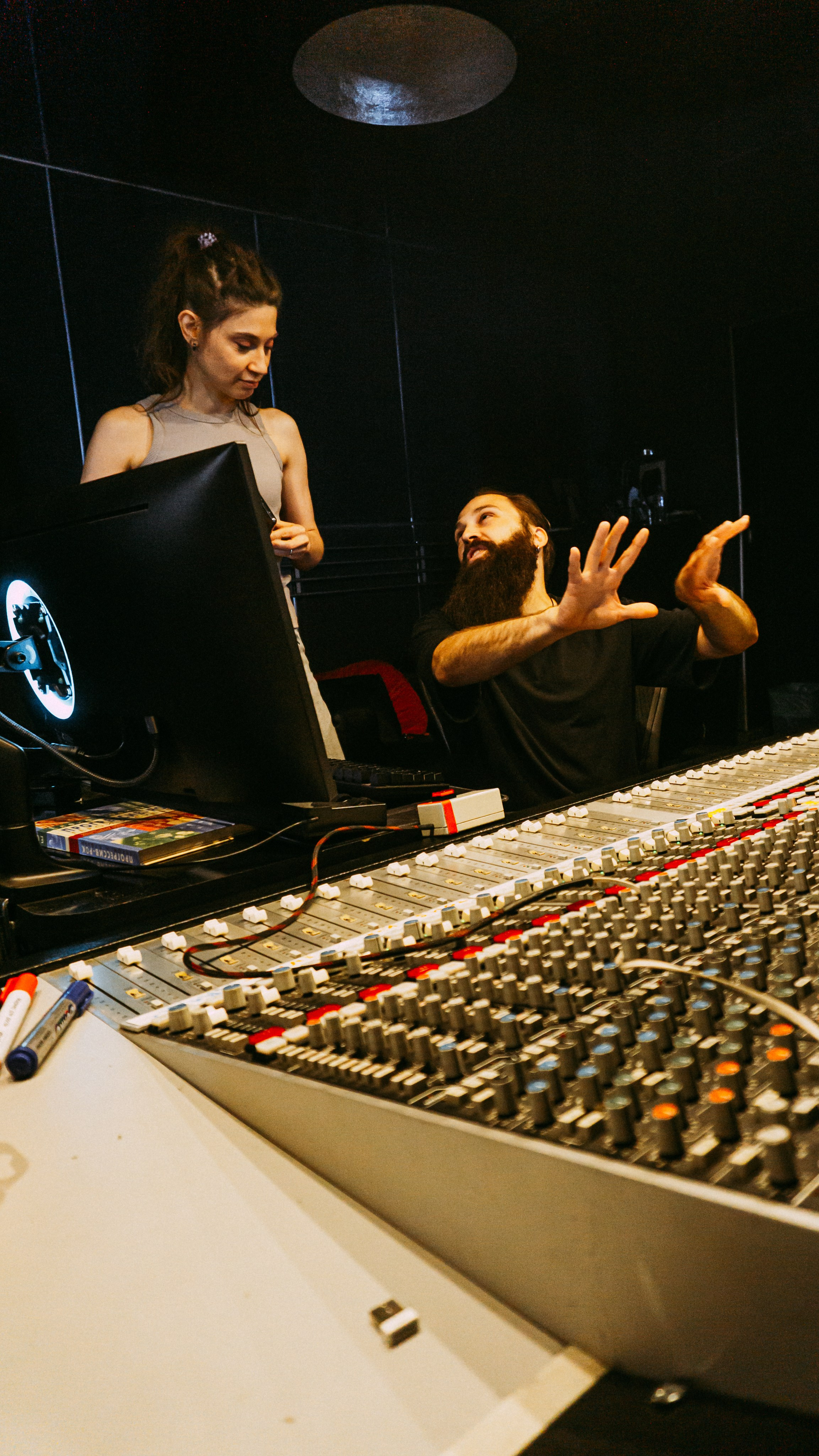 профессиональная фотосъемка музыкантов в студии звукозаписи, процесс звукозаписи