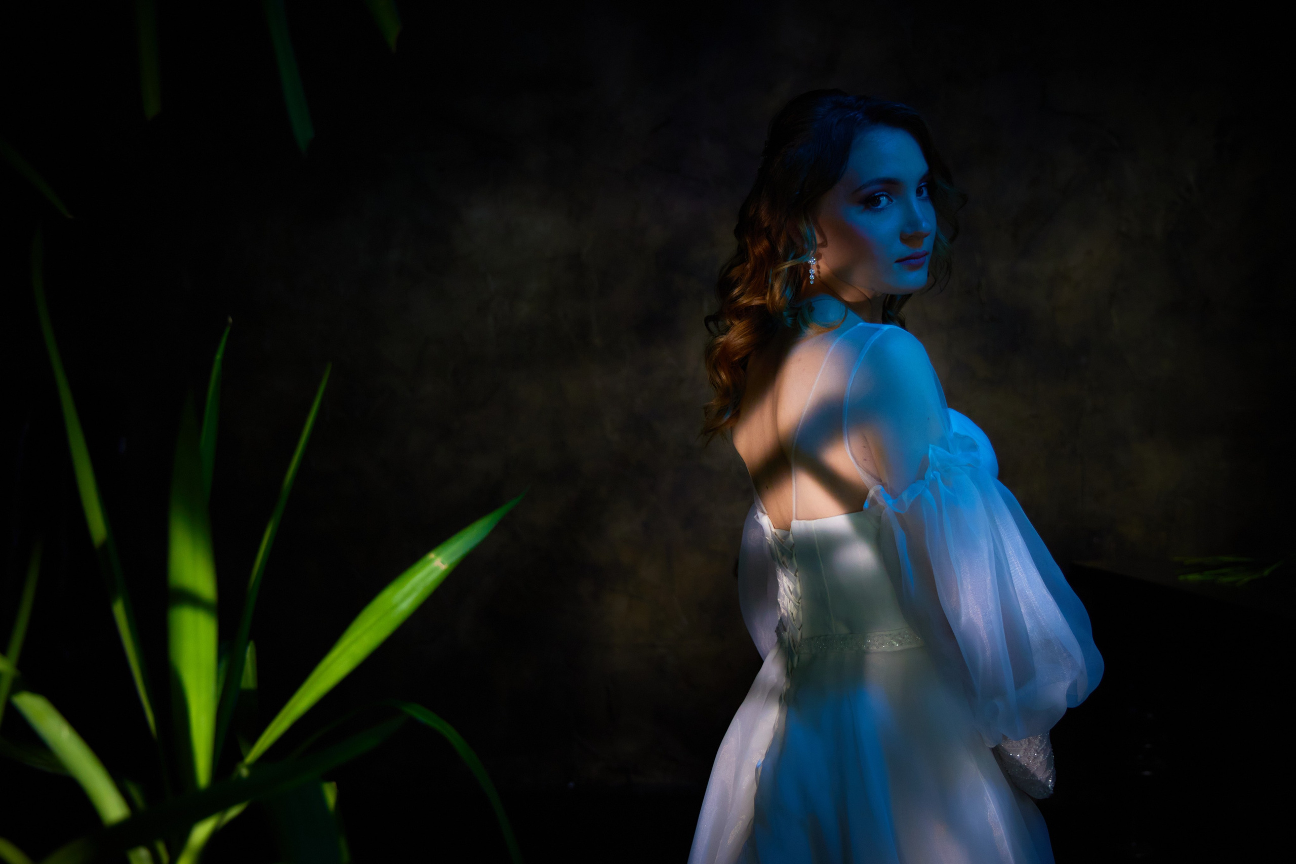 зеленые листья и невеста с синей подсветкой