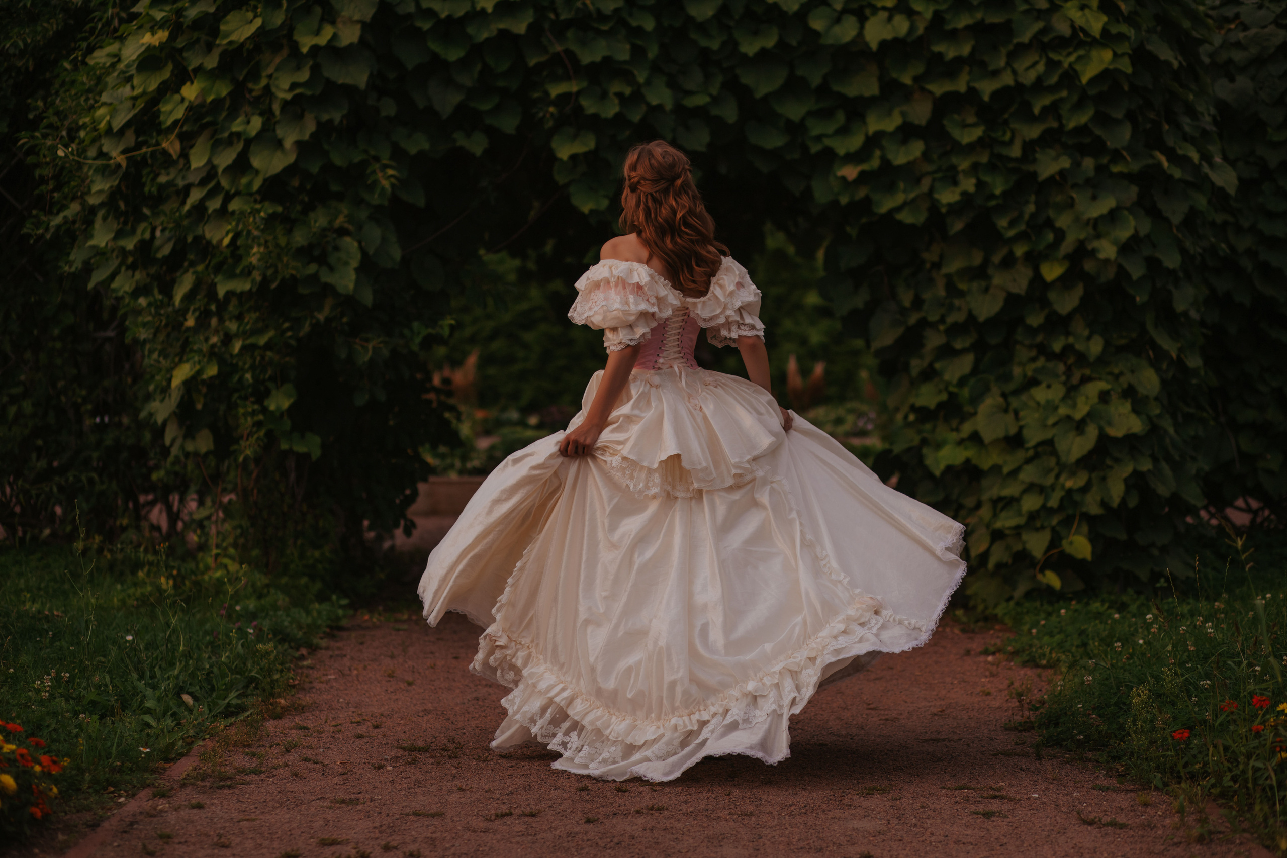 Летний вечер в саду. Художественная винтажная фотография