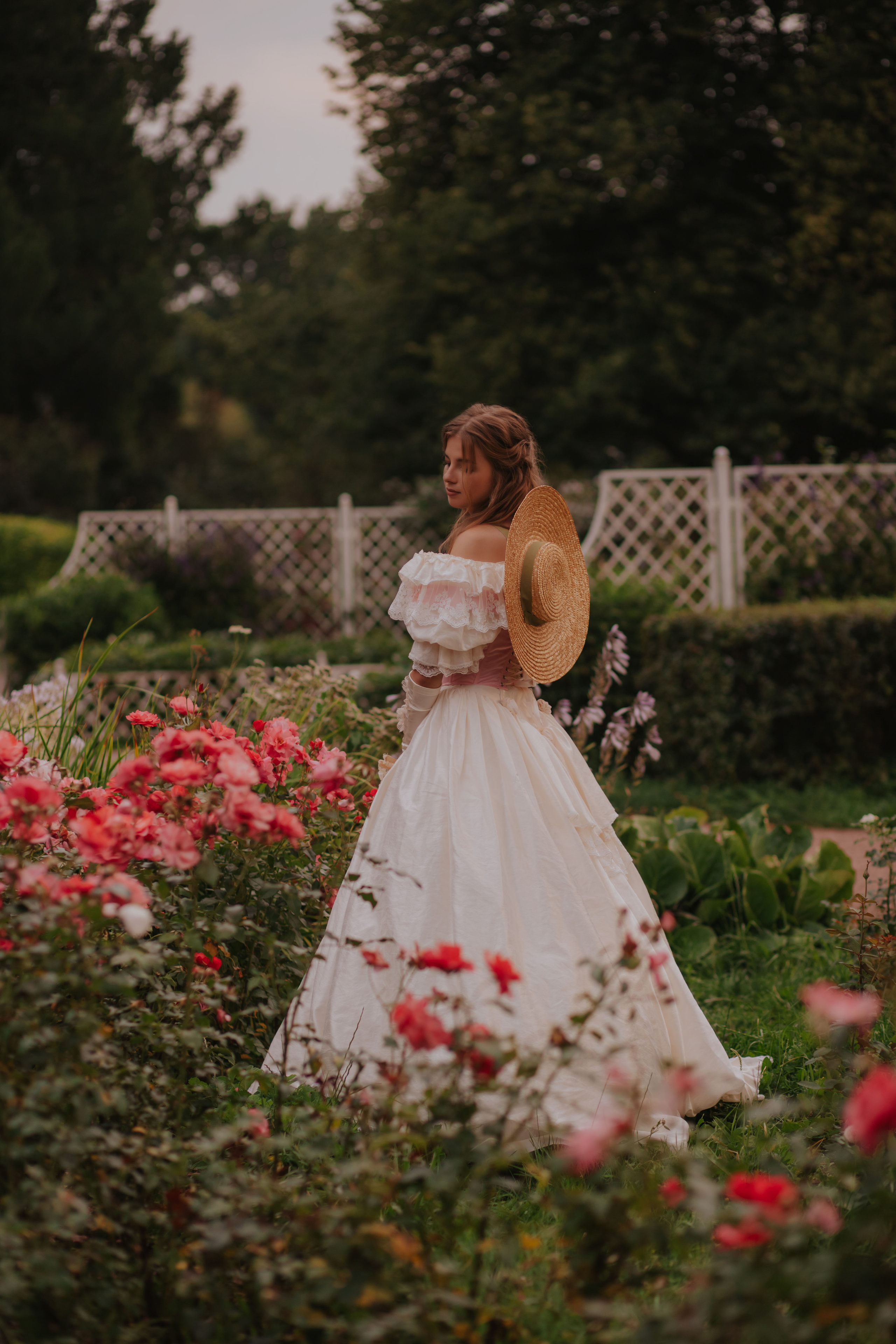 Летний вечер в саду. Художественная винтажная фотография