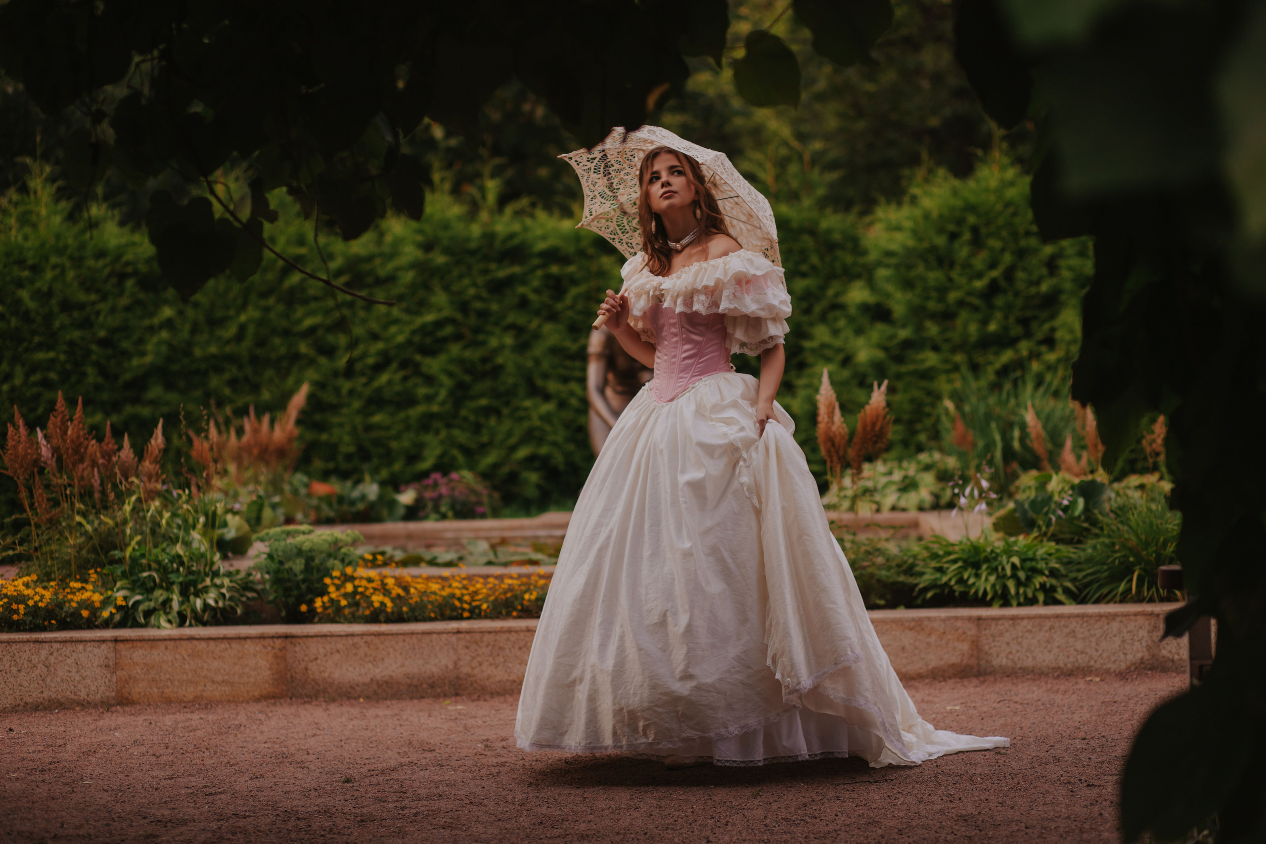 Летний вечер в саду. Художественная винтажная фотография