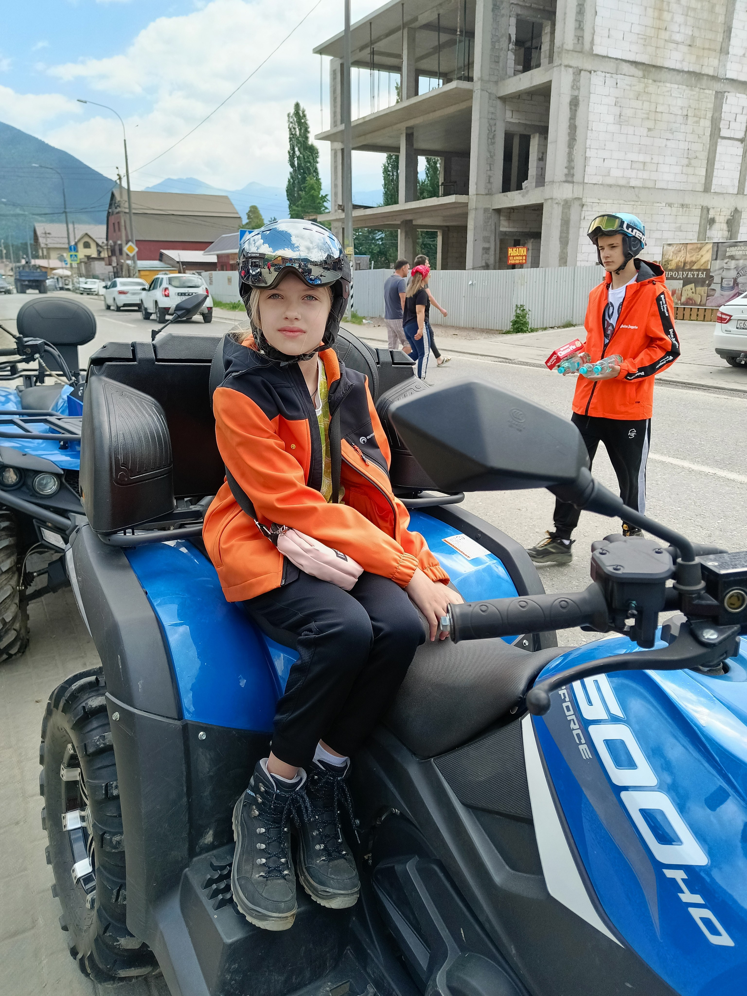 Эльбрус 2023 Маша Саша Дима. Заставка