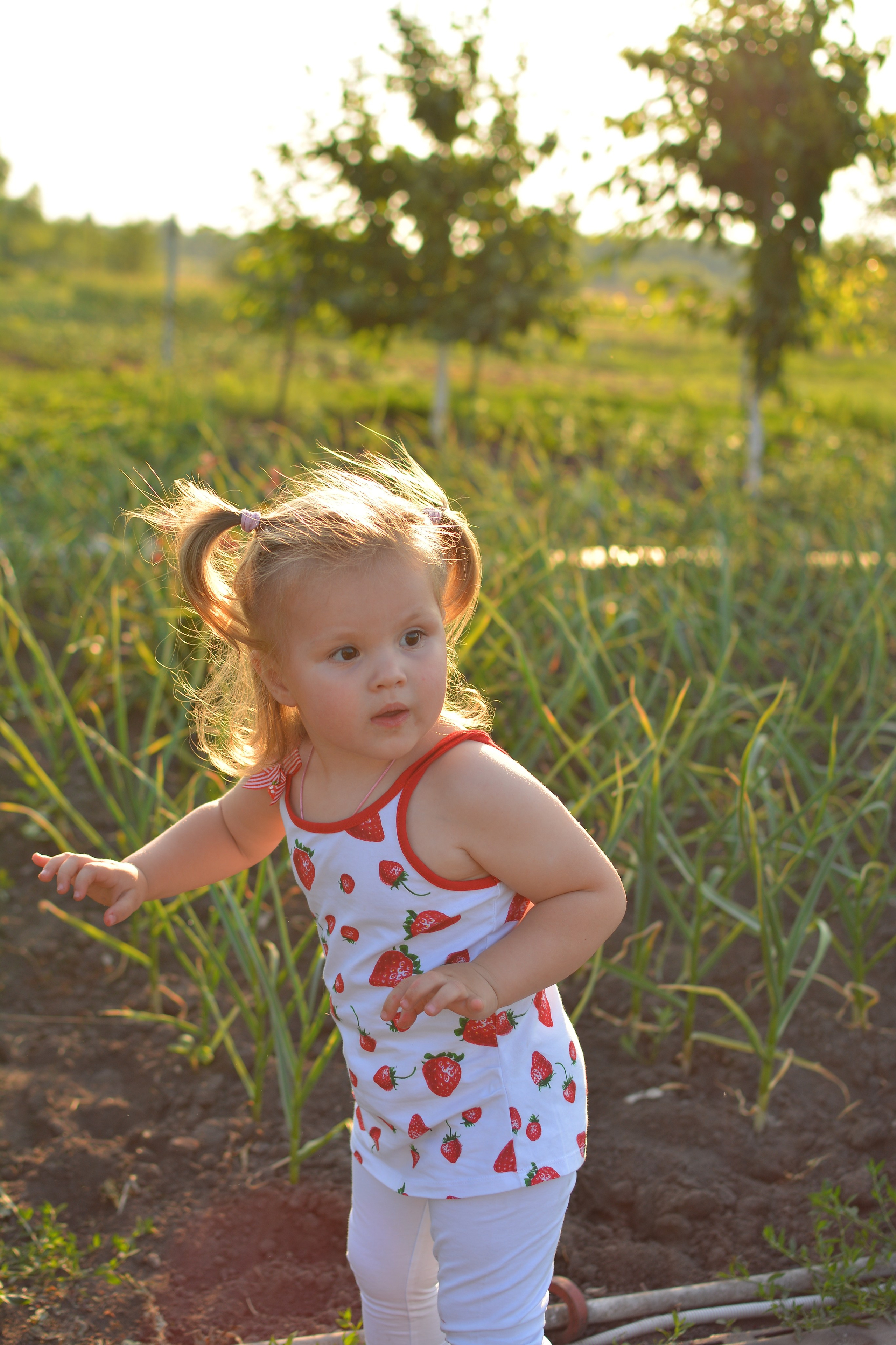 Полина с клубникой. Семейный и детский фотограф в городе Грязи Олеся Огурцова