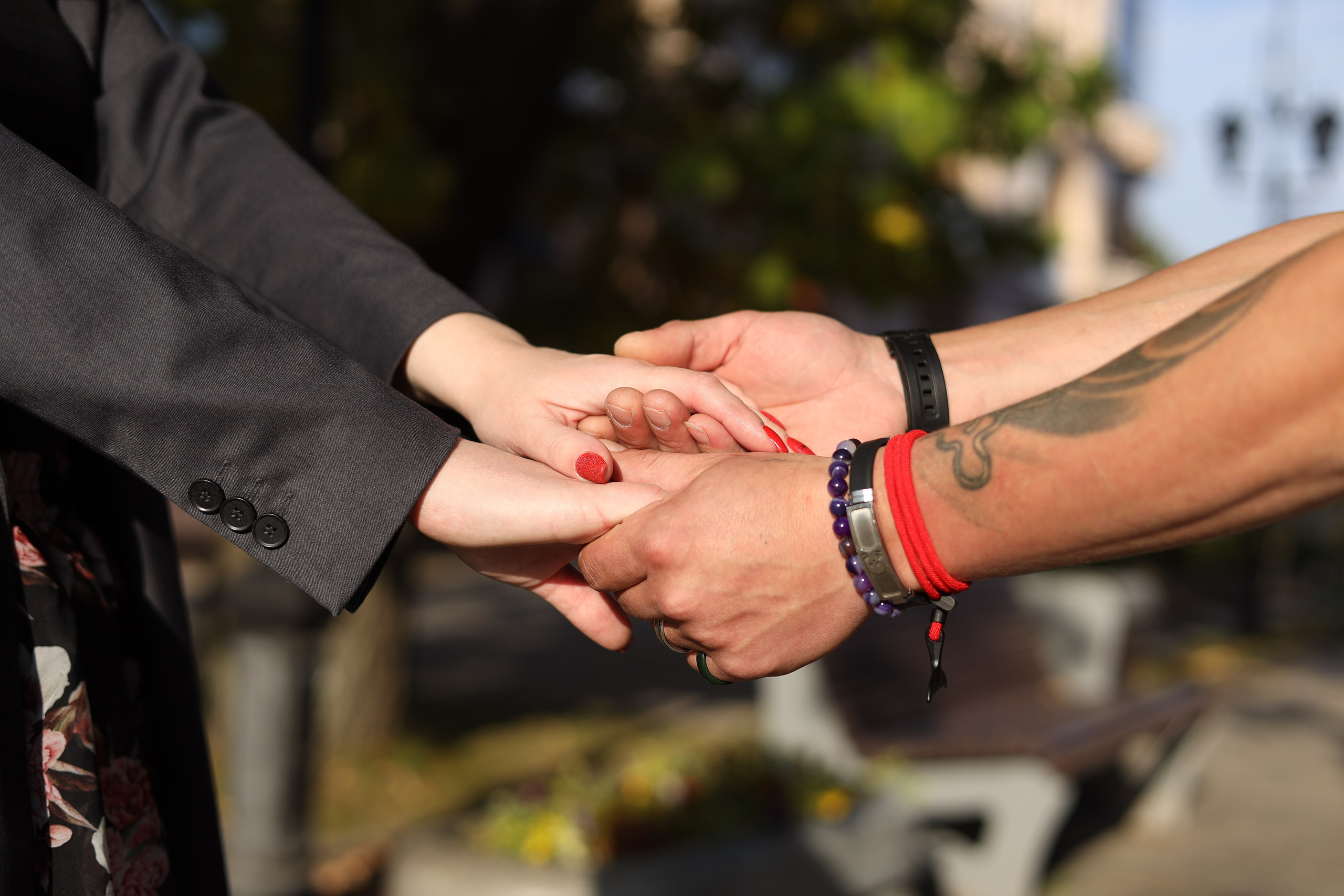 фотосессия влюбленных держатся за руки акцент на руки на улице