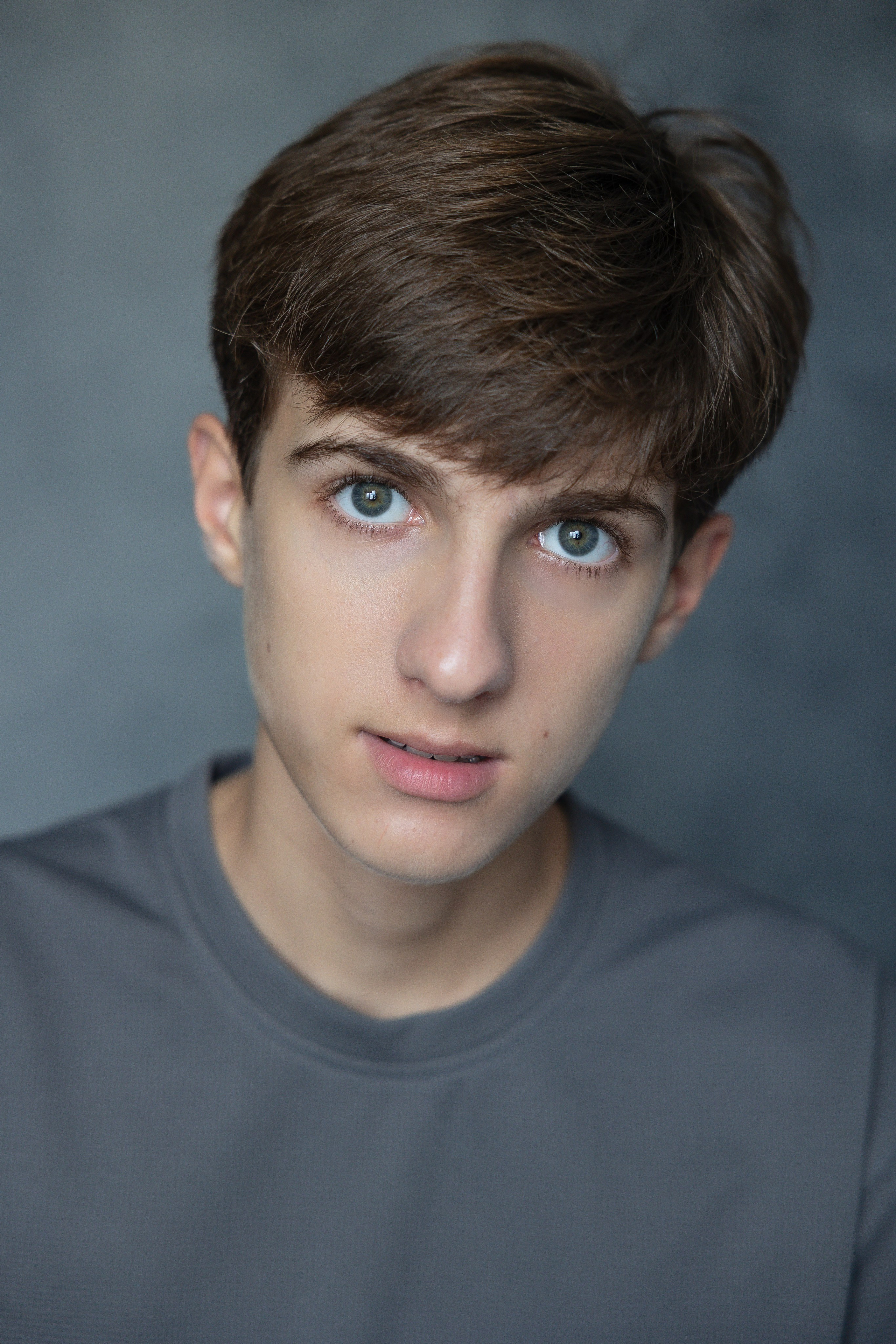 АРТЁМ. Я фотограф из Москвы к Вашим услугам