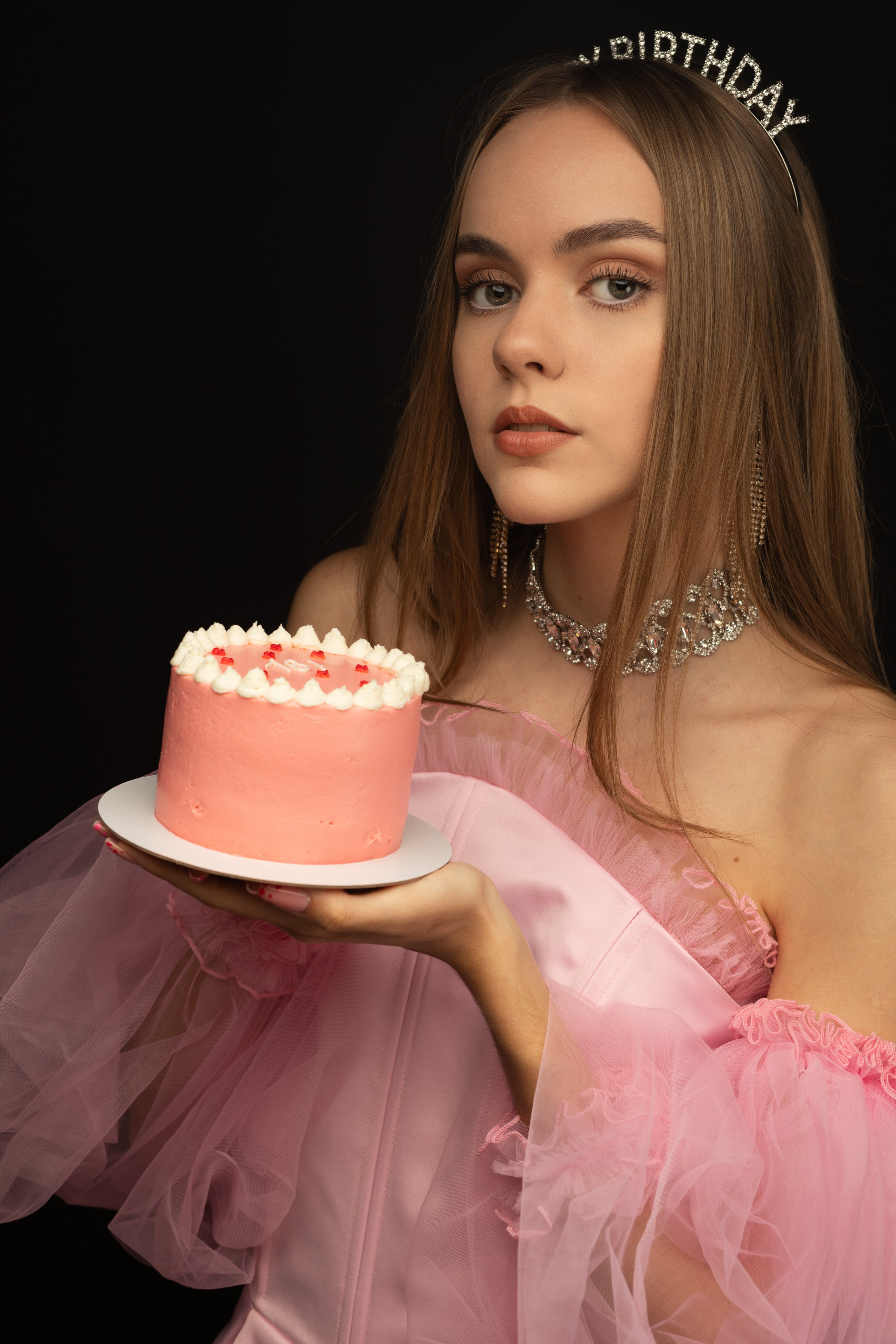 студийная съемка на черном фоне