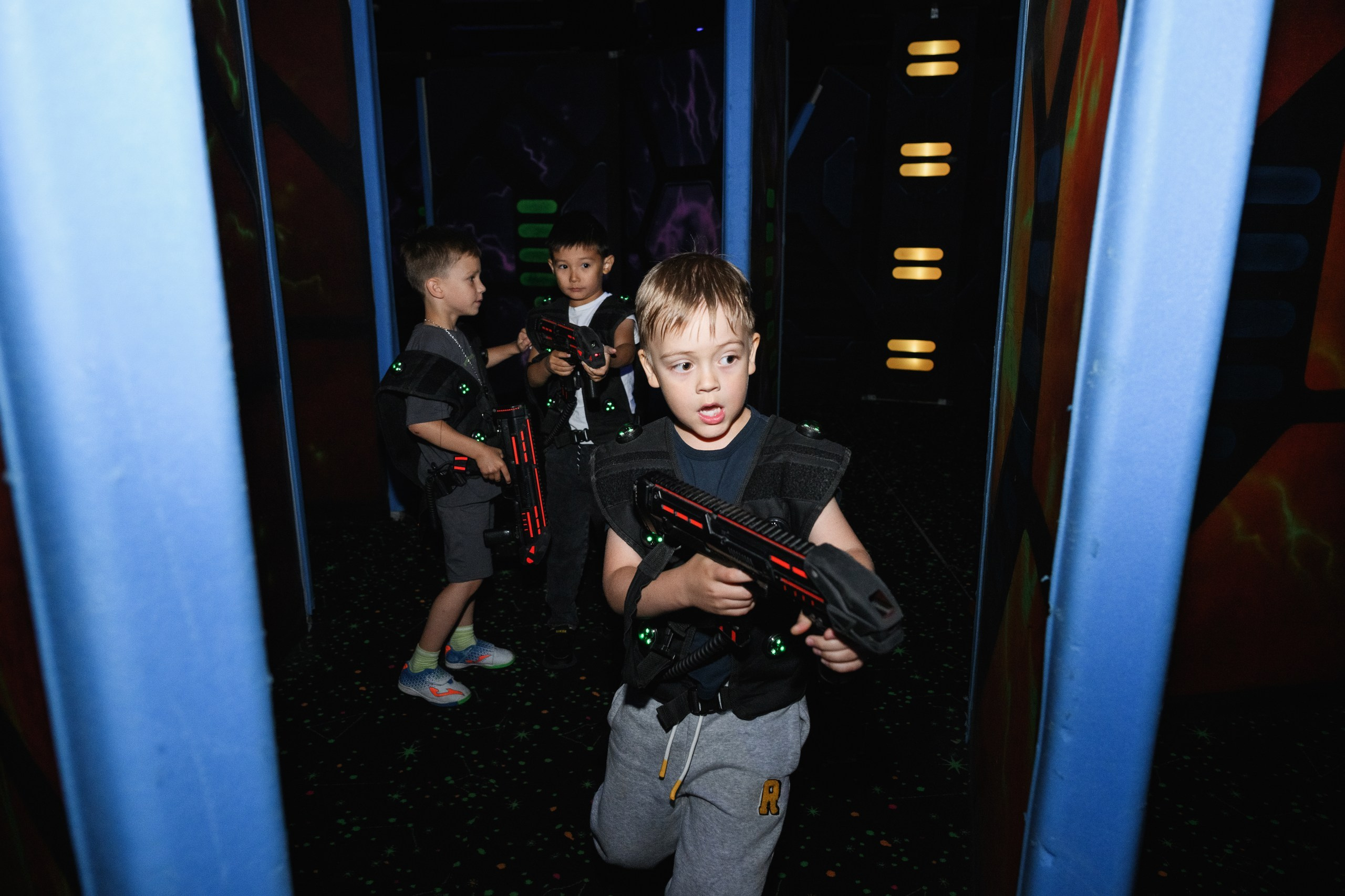 Фотосъемка детского дня рождения в Петропавловске-Камчатском. Яркая фотосессия дня рождения ребенка в Петропавловске-Камчатском. Веселые и эмоциональные кадры с именинником и гостями. Профессиональная съемка детских праздников в Петропавловске-Камчатском. Запечатленные моменты радости и счастья на детском дне рождения.