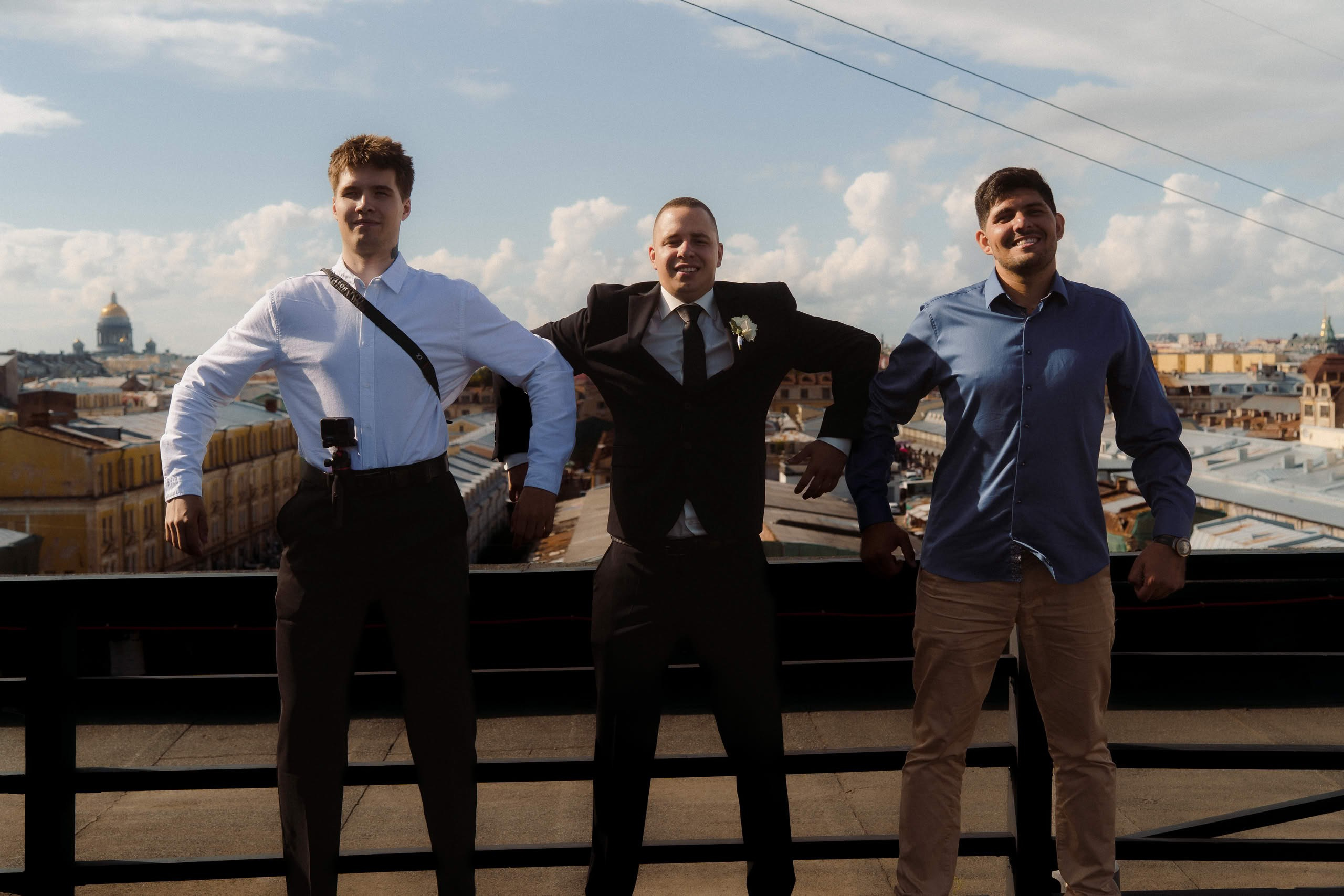 Компания друзей на крыше Event Rest во время свадебного банкета