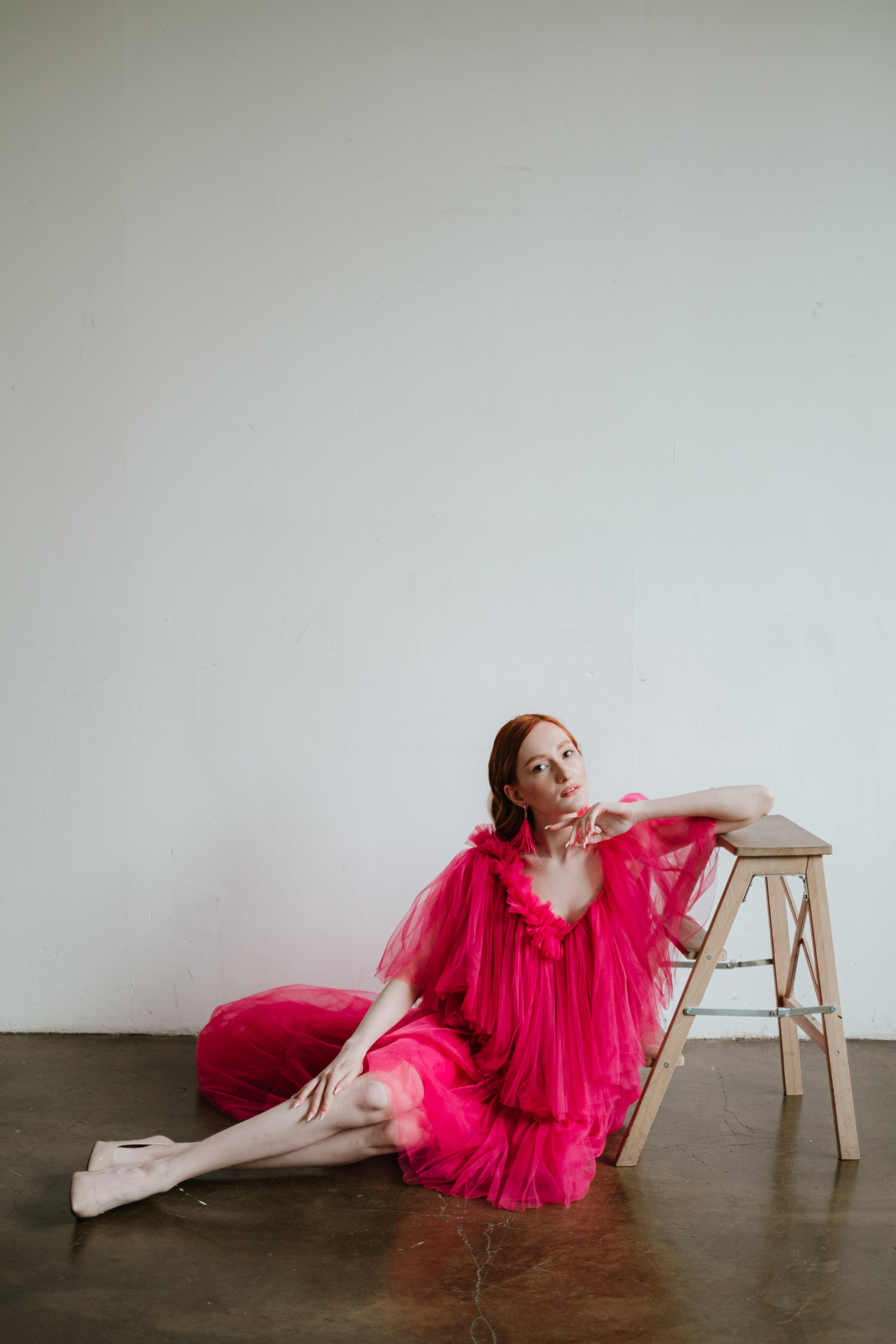 Фотосессия с платьем в студии. Портреты студия Москва. Модельные тесты. Lovestory студия в Москве. Женсий фотограф