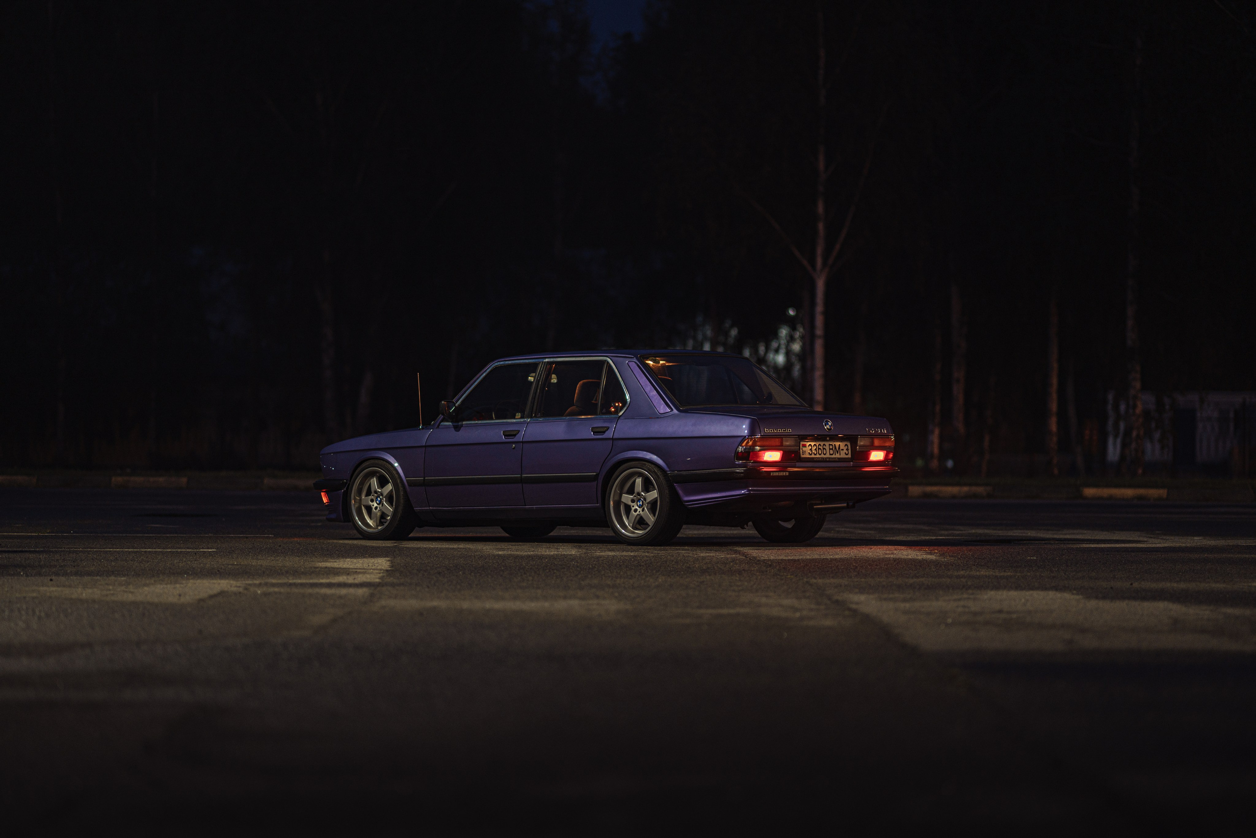 Старая BMW фотографируется за городом. Жуков Илья  свадебный фотограф в Москве