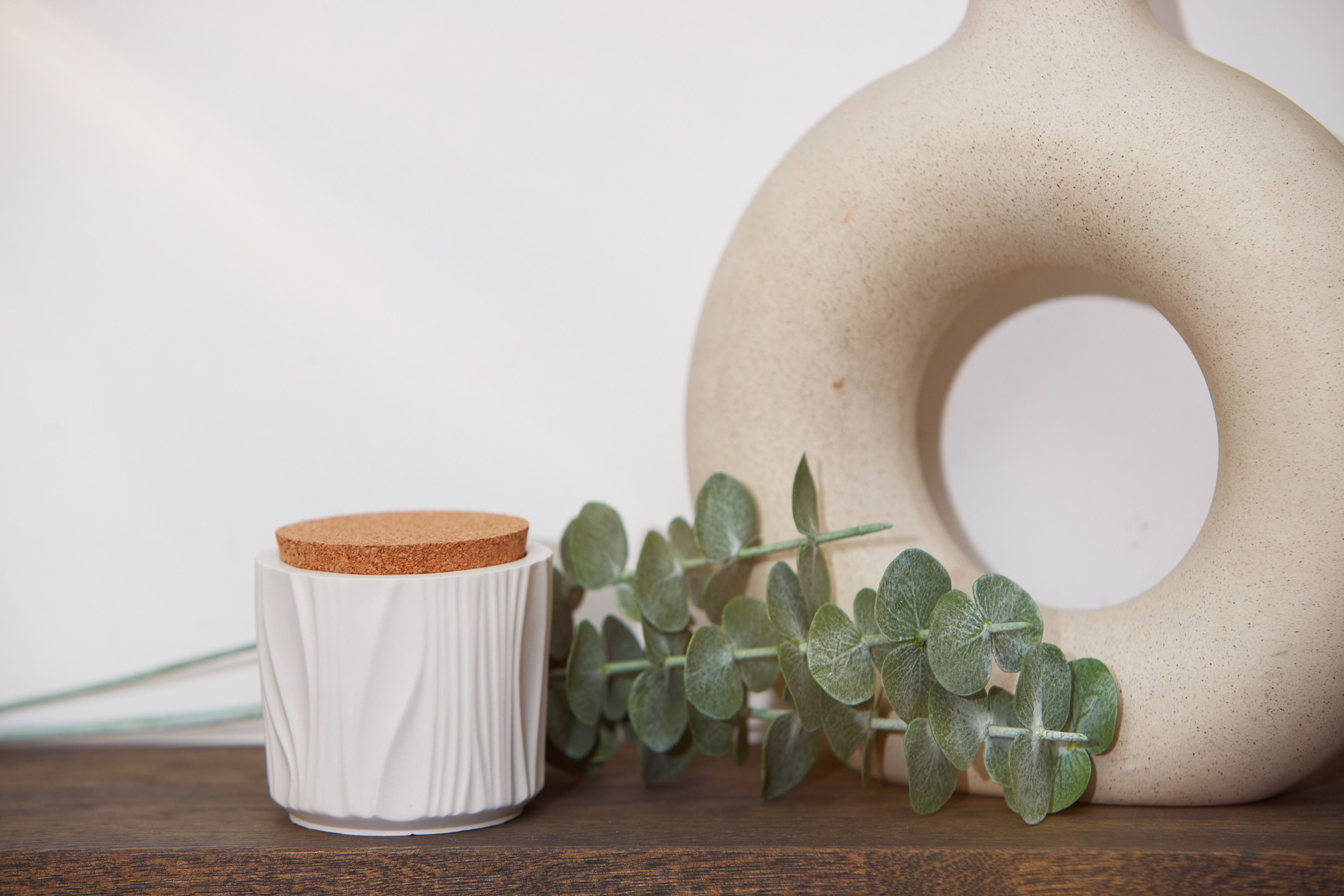 Предметная съёмка для Ozon «ОГО-ОГОНЬ» — свеча в белом стакане с эвкалиптом.