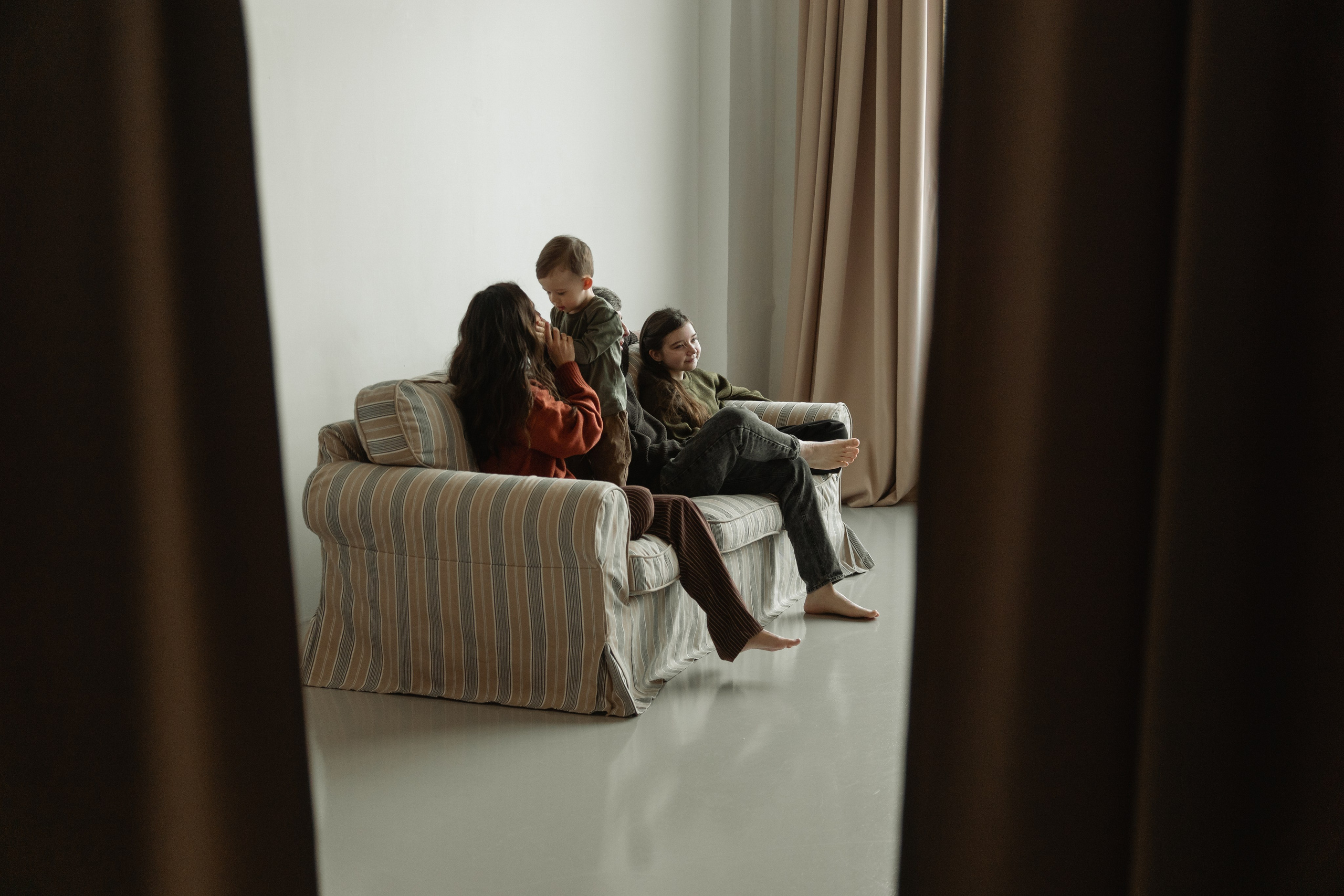 Семейная история в минималистичной студии. Портретный и семейный фотограф в Санкт-Петербурге Чугунова Анастасия