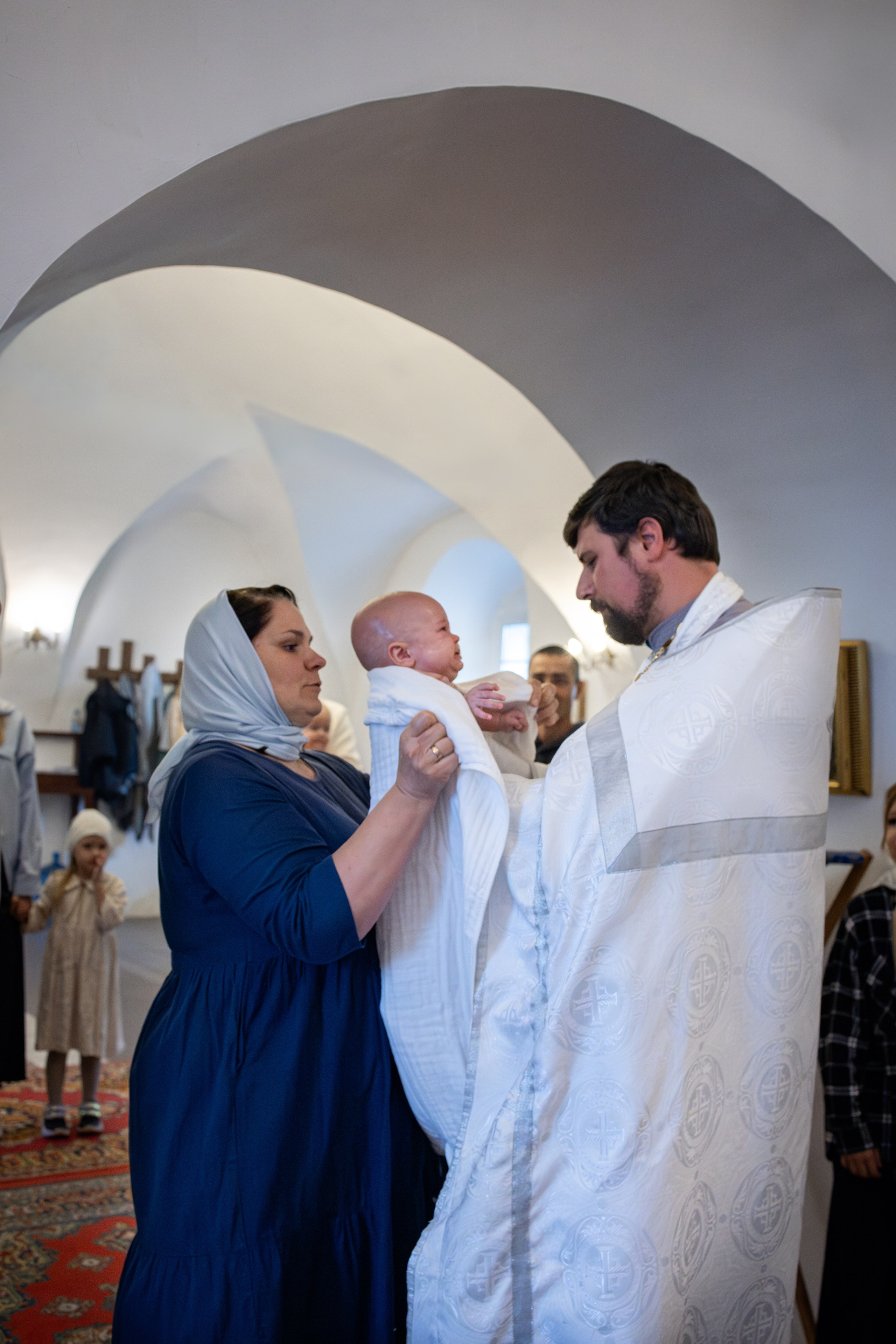 Таинство Крещения малышей в в храме Воскресения Христова, с. Трубино (Калужская обл.). Надежда Стар семейный и церковный фотограф в Жукове и Калужской области