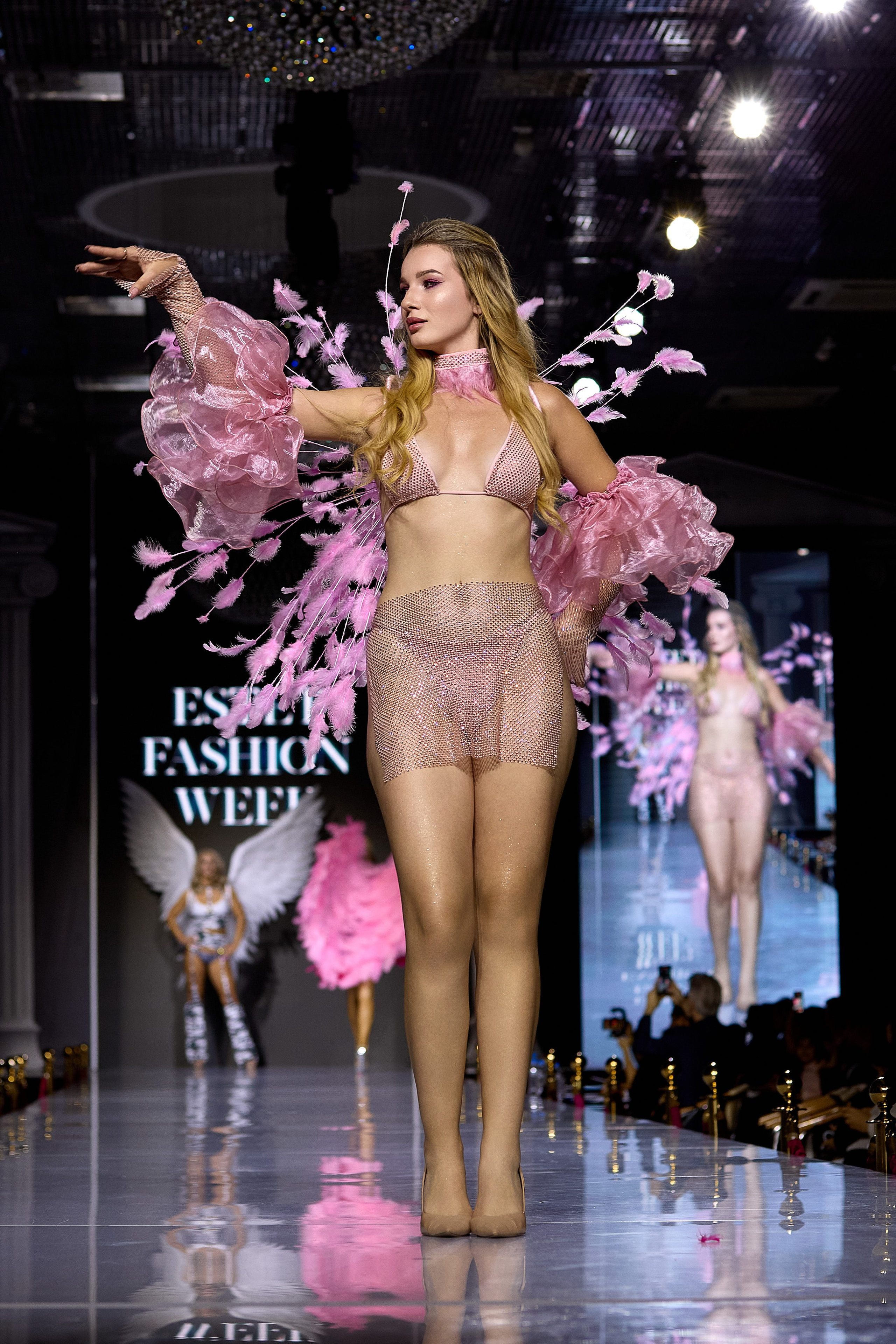 Показ в стиле Victoria's Secret | Ювелирная неделя моды «Эстет»