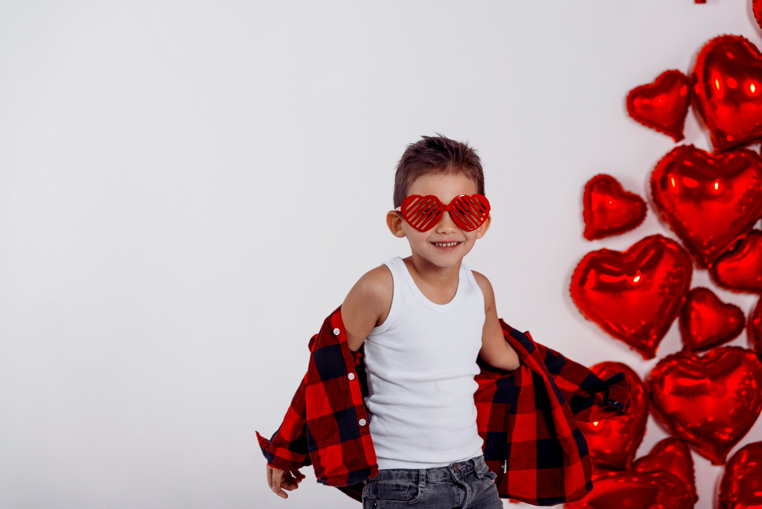 Детская фотосессия с красными сердцами в фотостудии Сочи. Детский студийный фотограф Сочи
