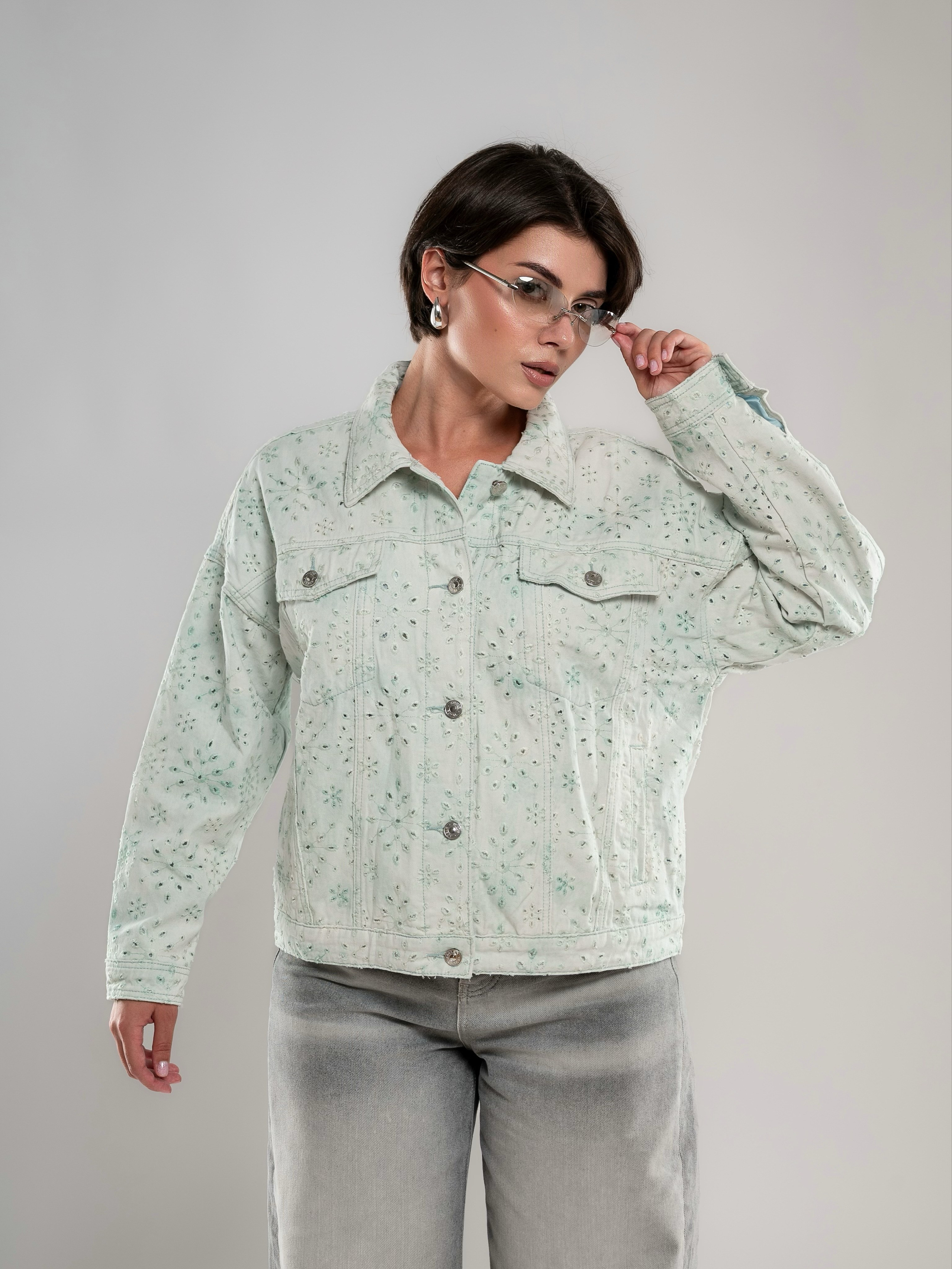 Джинсовые куртки на 2х моделях. Предметный фотограф, фото для маркетплейсов Пятигорск, КМВ