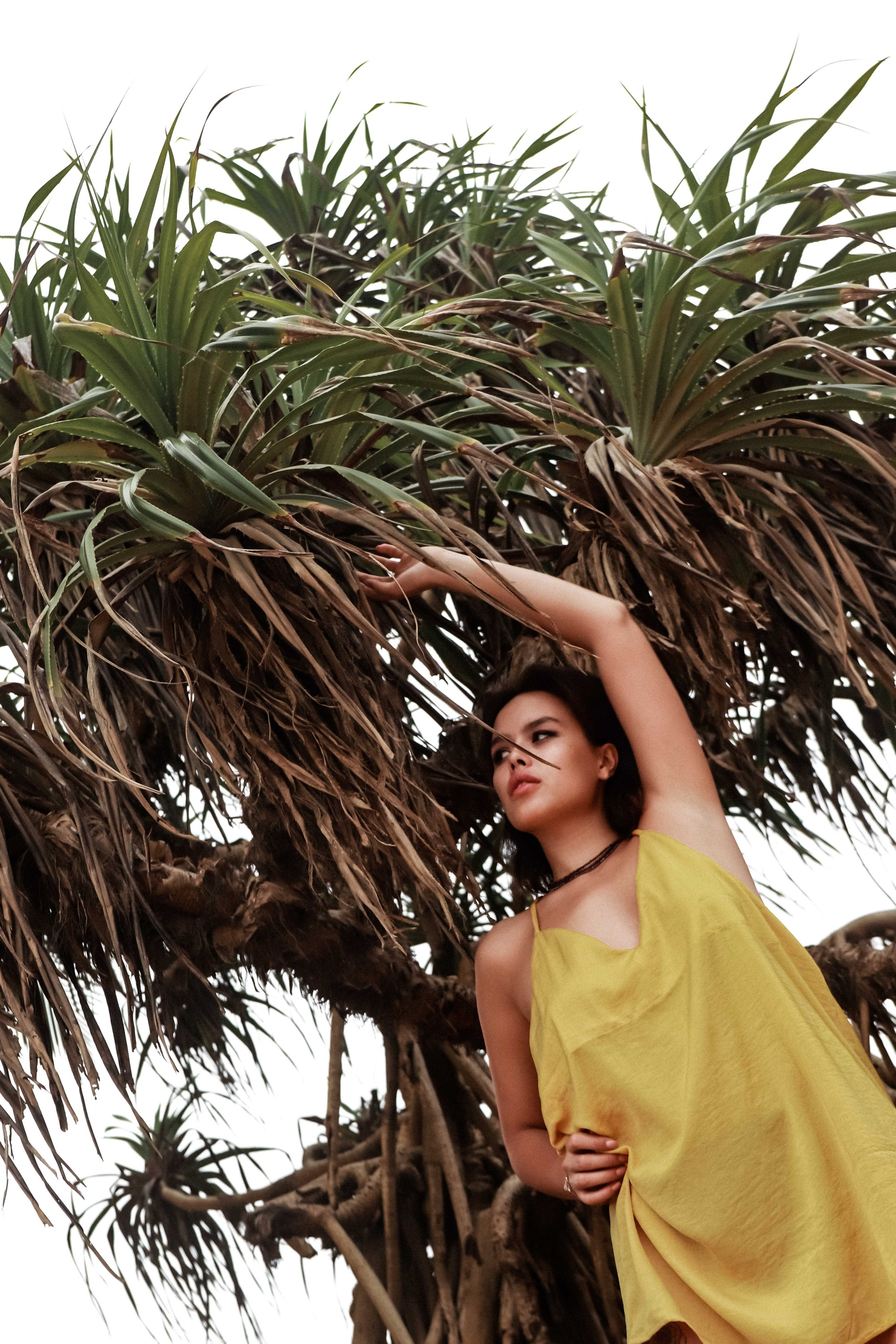 Авторская съемка среди вулканических камней Хиккадувы: воздушные туники бренда Nakota Tuwa в движении, контраст нежных тканей и дикой природ. Фотограф на Шри-Ланке