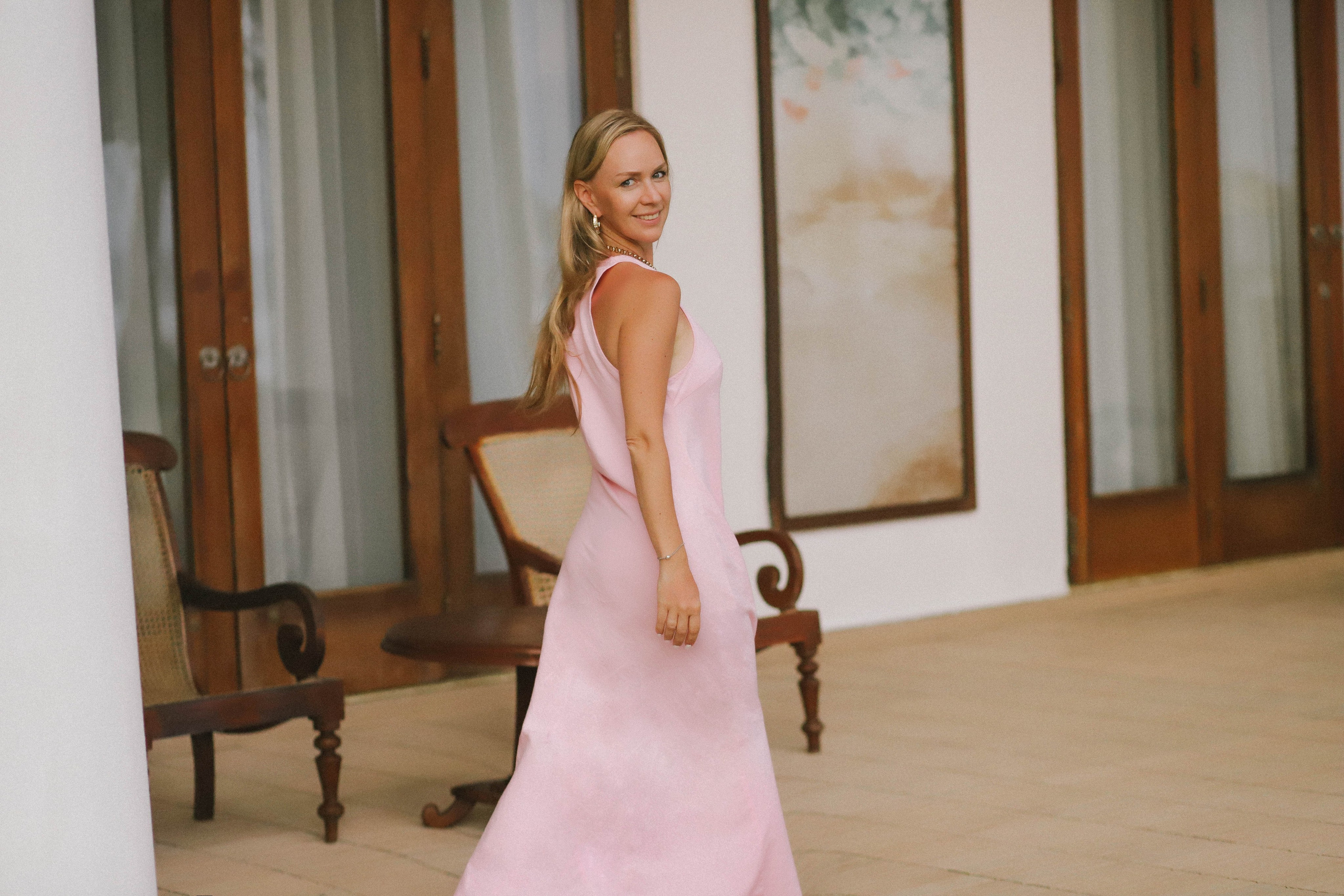 Девушка на вилле Brisa Ahangama — Стильная фотосессия в зелени и у бассейна | Шри-Ланка. Фотограф на Шри-Ланке